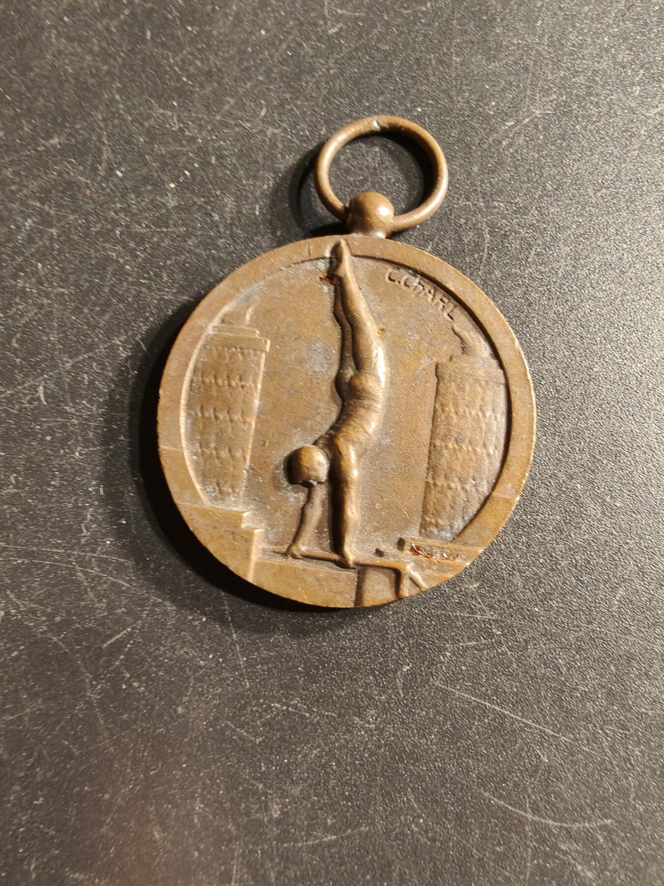 老王徽章第166期 法国体操协会铜奖章     直径31mm.   重量15.1g
