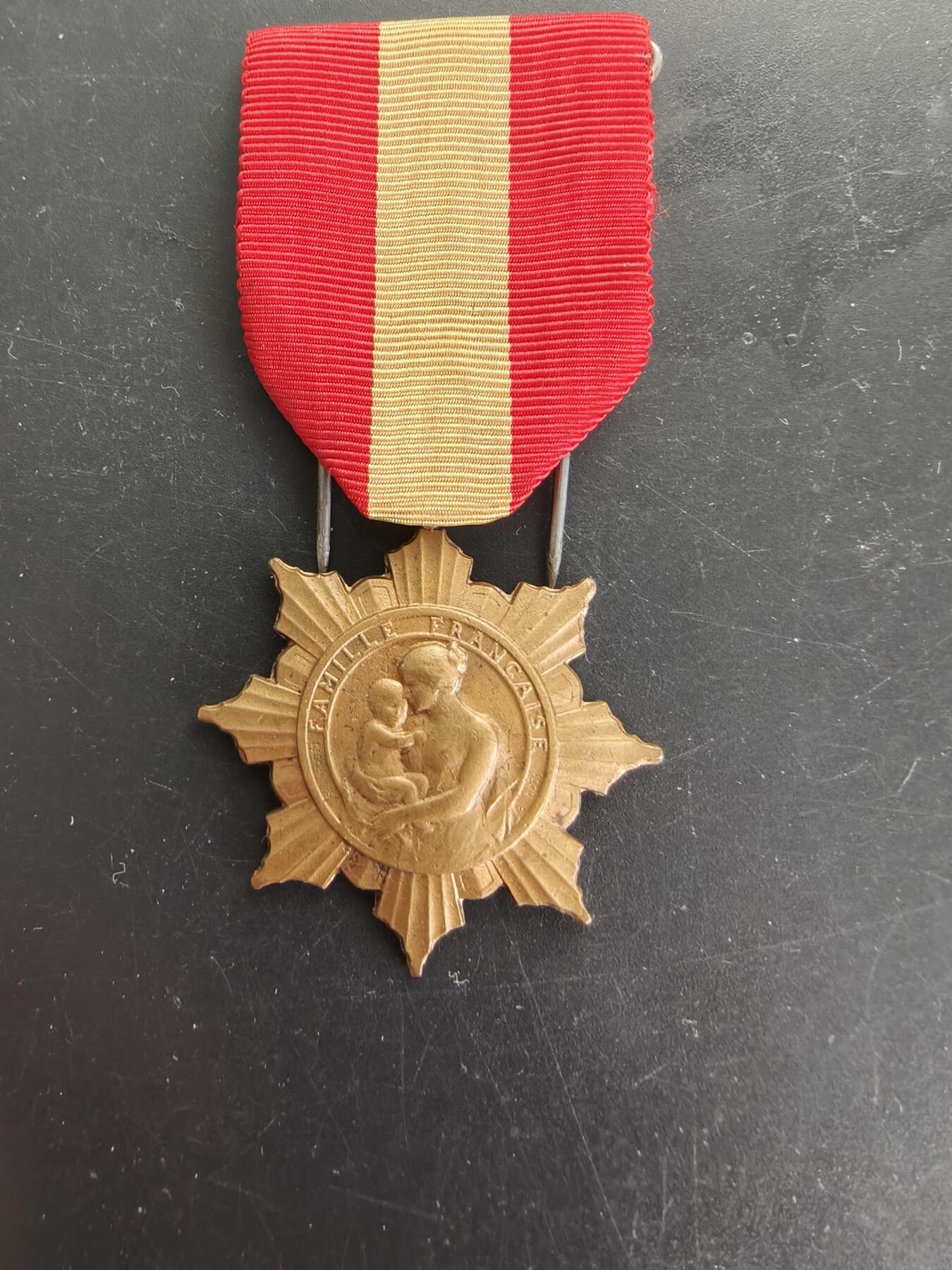 老王徽章第166期 法国铜级母亲奖章