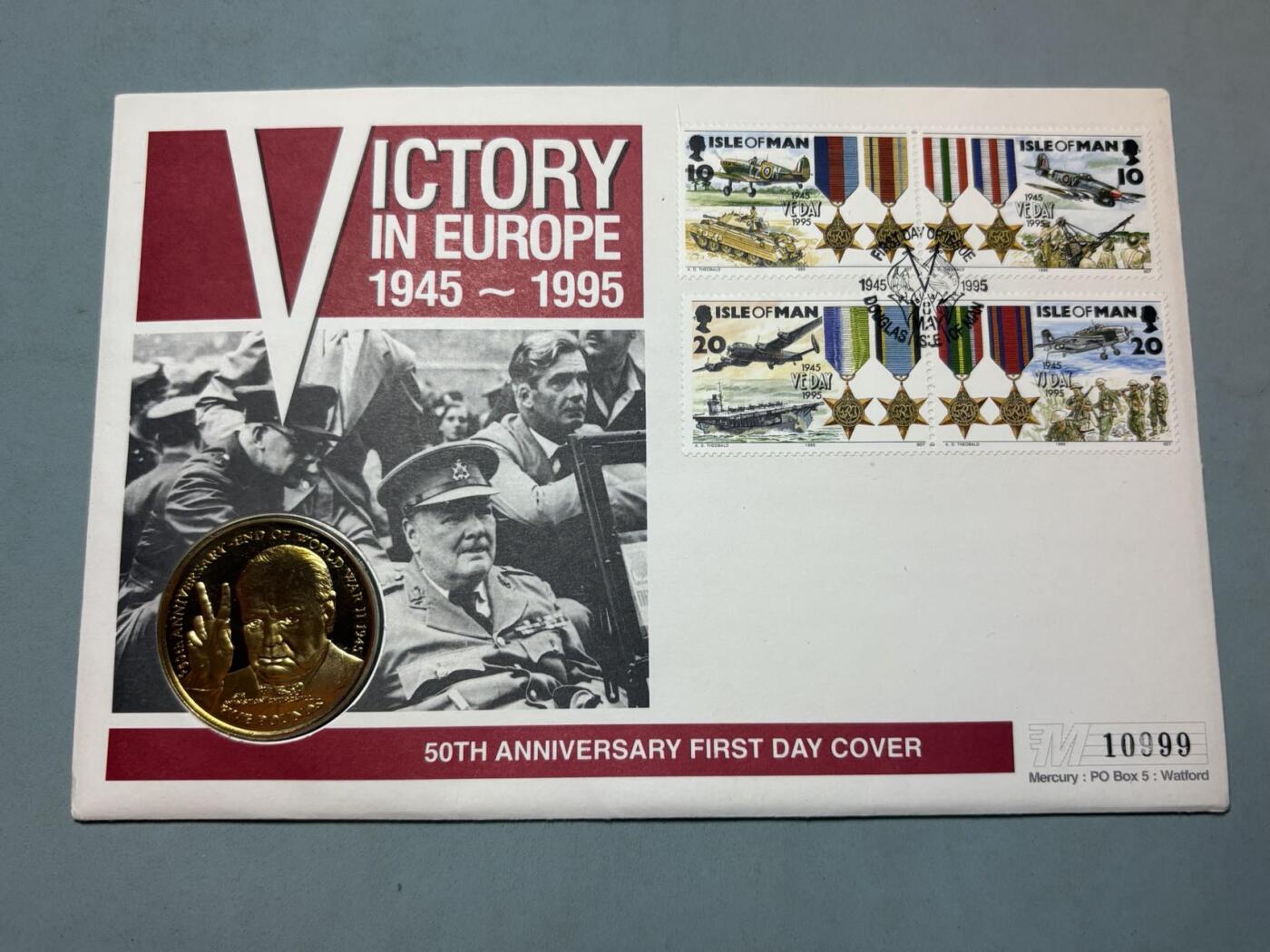 盛世勋华——号角文化勋章邮票专场拍卖第291期 英国马恩岛1995年二战欧洲战场胜利50周年首日收藏纪念币封，包括面值5克朗的丘吉尔克朗型纪念币，4枚二战之星和反映英国海陆空军奋勇作战的邮票，限量发行，编号为10999，少见品种，属于1995年VE Day50周年的主题邮票套装，包含军事装备、勋章等元素。