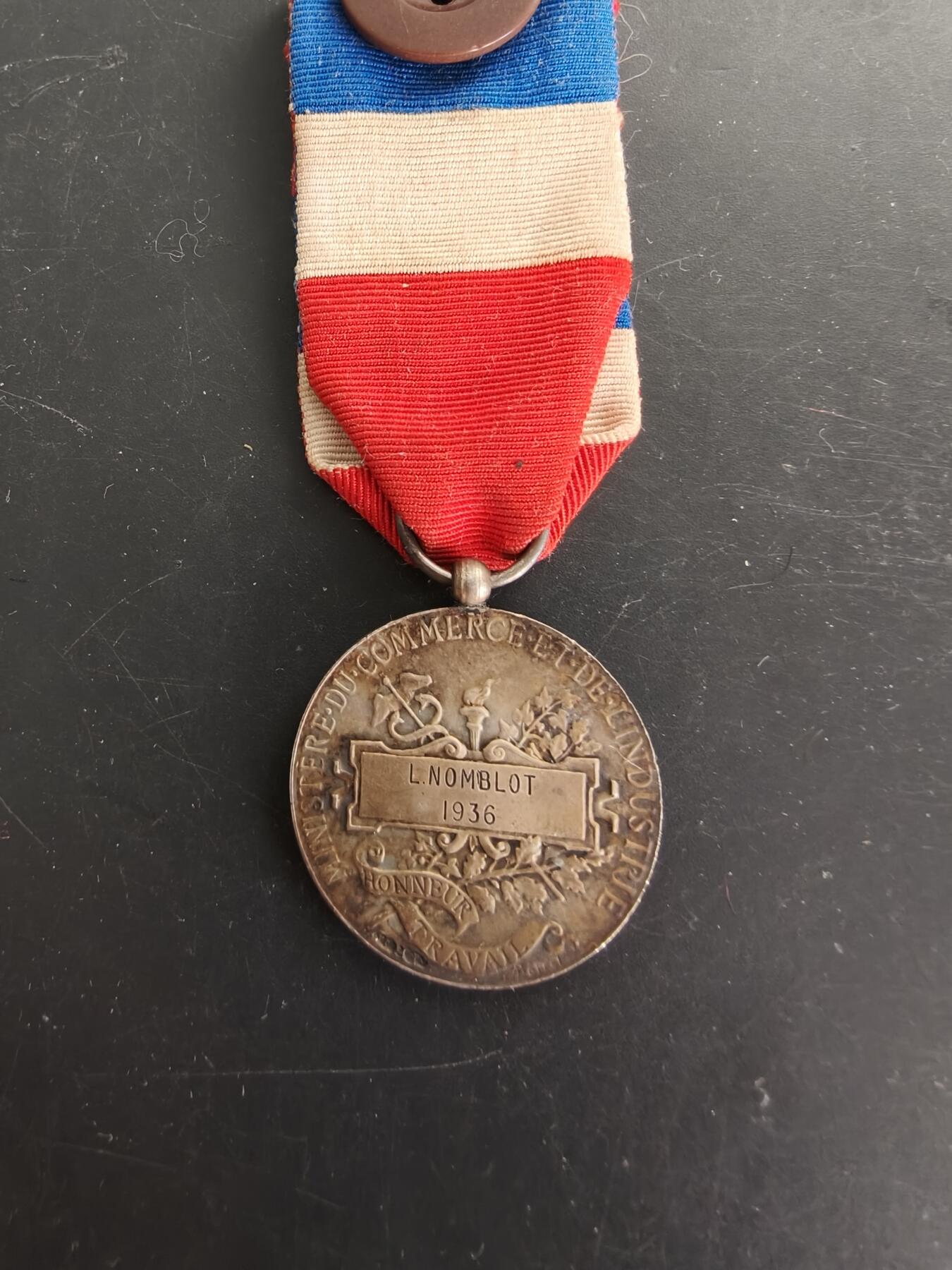 老王徽章第166期 法国银级劳工奖章     800银     少见三共时期版本