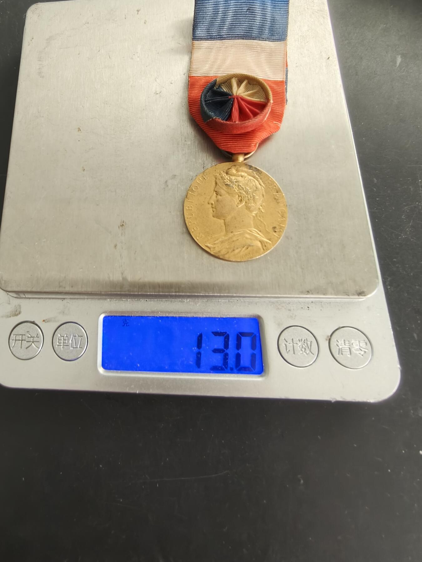 老王徽章第166期 法国金级劳工奖章    950银镀金    13g.    1951年