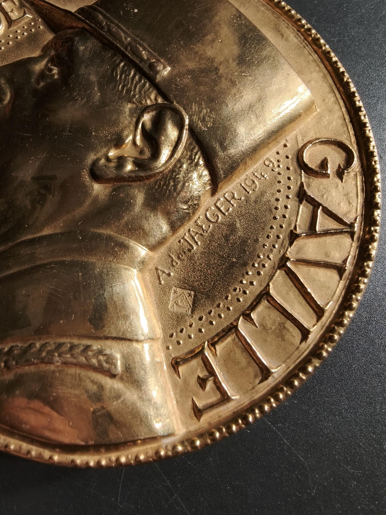 老王徽章第166期 法国夏尔戴高乐将军逝世镀金大铜章     原盒原证镀24k金    罕见大尺寸    直径90mm.     重量762.2g