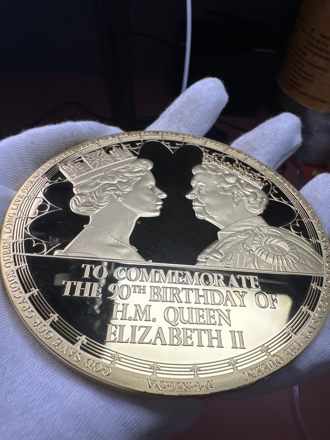 12.4铜章专场 2016年英国伊丽莎白女王二世90岁生日纪念章 高浮雕铜镀金精致纪念章 100mm