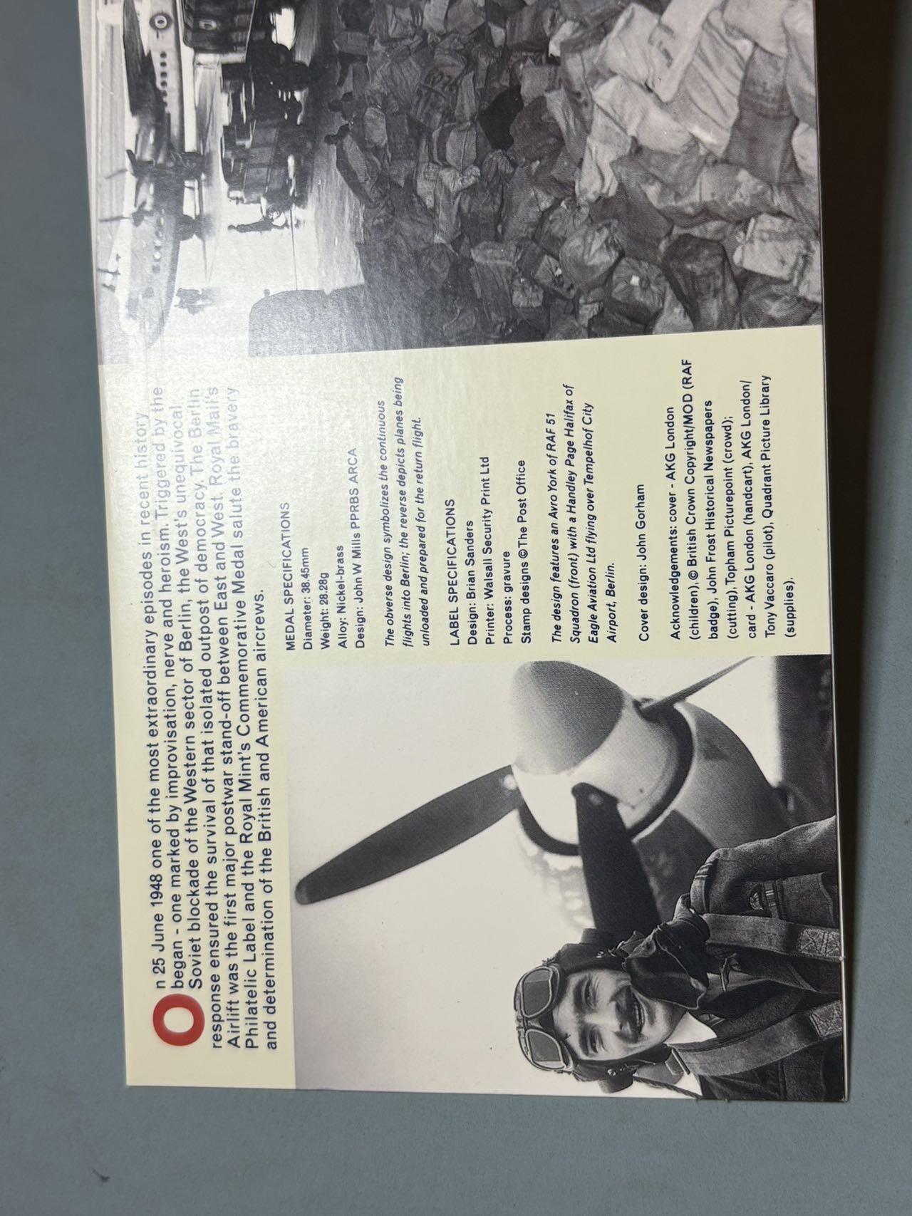 盛世勋华——号角文化勋章邮票专场拍卖第291期 英国1999年柏林危机（柏林空运成功50周年）纪念首日邮币封，包括纪念章+主题邮票+历史资料的组合类藏品，兼具历史纪念与收藏属性，纪念1948-1949年柏林空运50周年——这是二战后美苏冷战初期，西方阵营向被封锁的西柏林空运物资的行动，是冷战早期的标志性事件。限量发行，编号29500