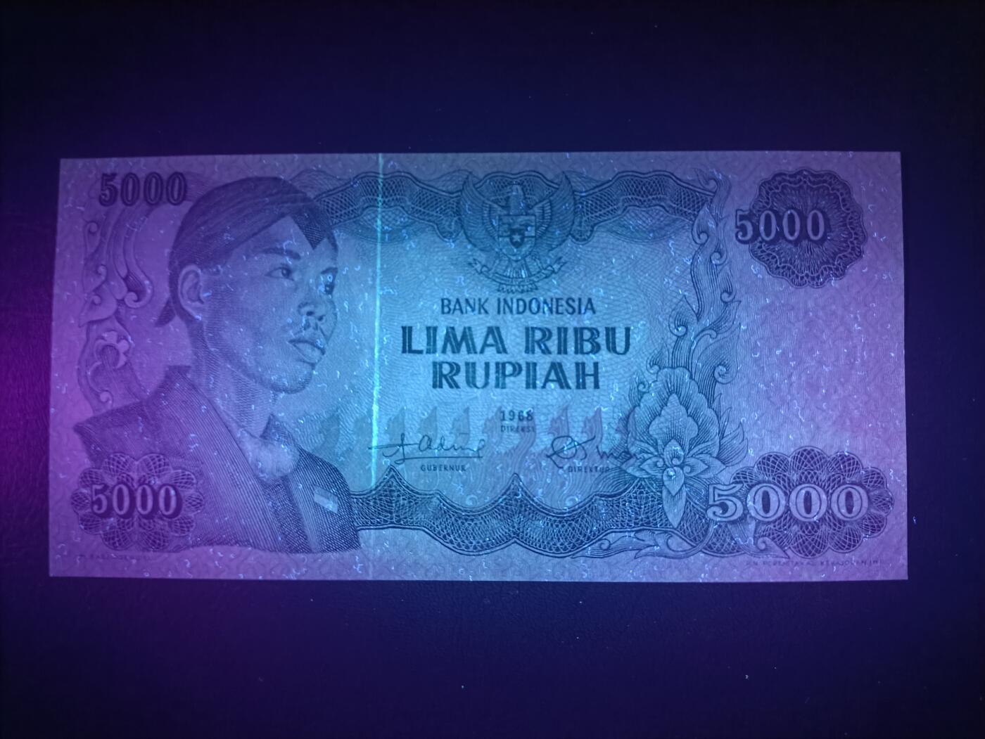 2025十一月第七期，总205期 印度尼西亚1968版5000卢比UNC-，民族英雄苏蒂尔曼和工厂，少见次高面值