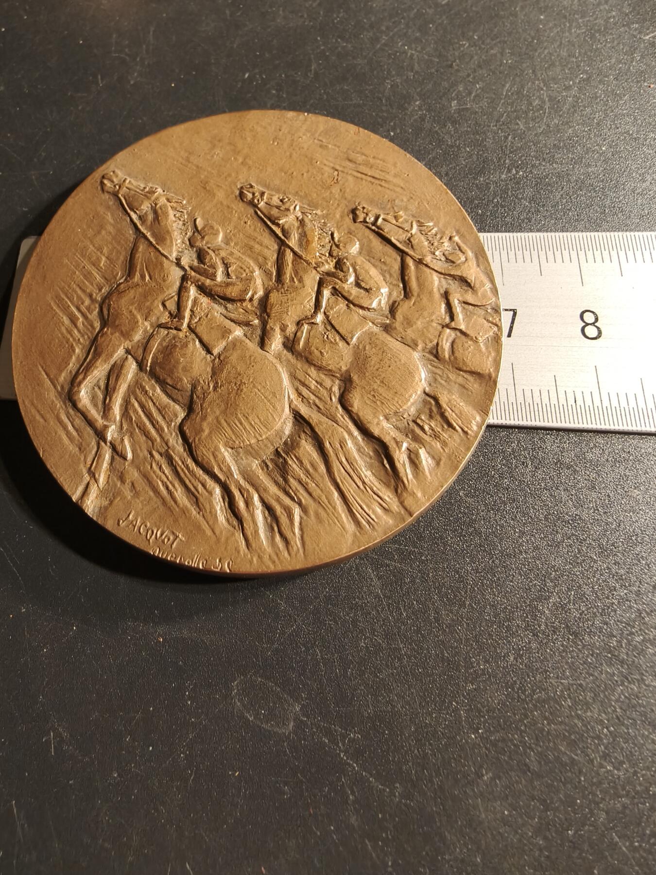 老王徽章第166期 法国巴黎中央赛马协会大铜章    原盒    直径68mm.    重量175.1g