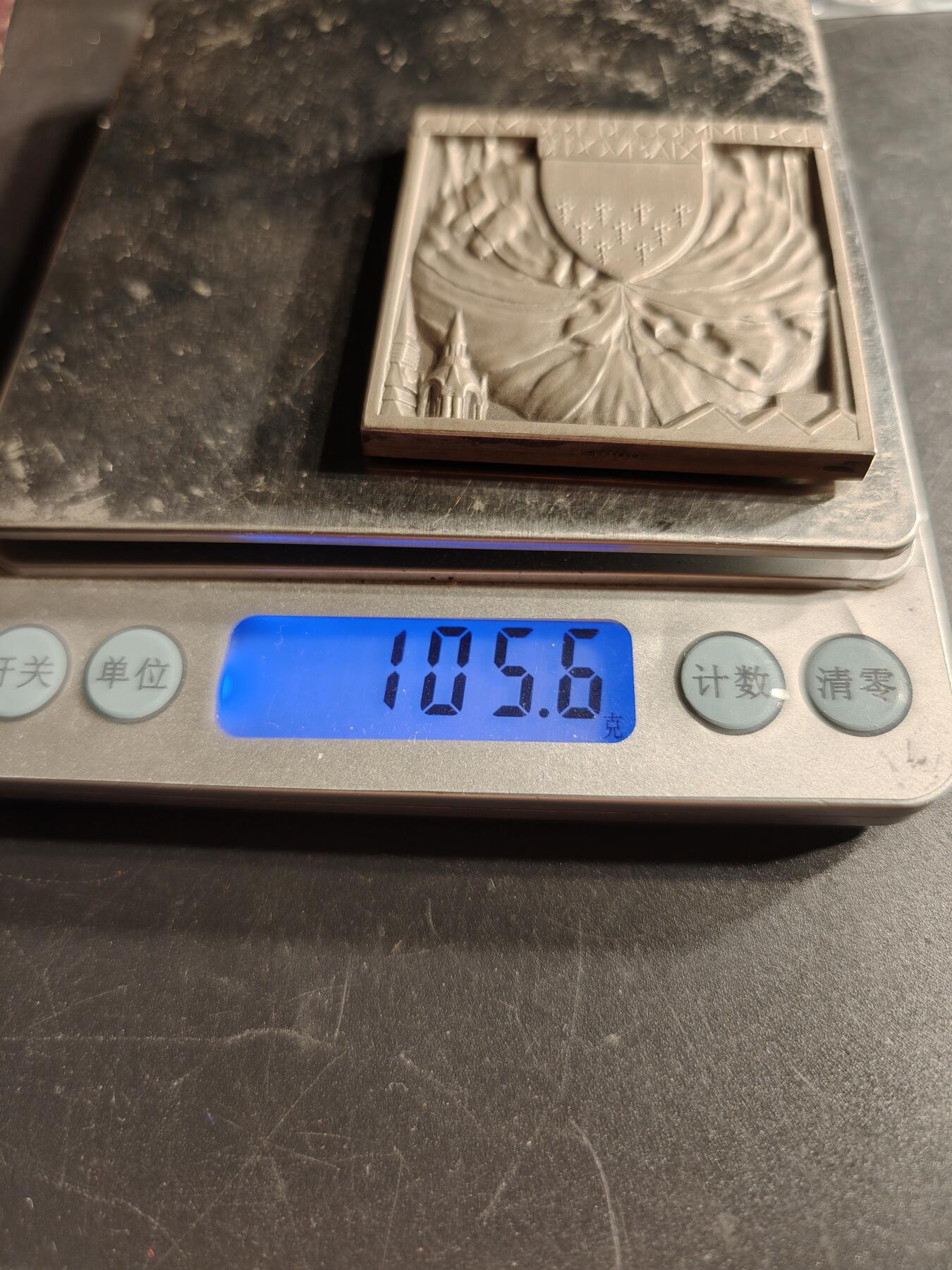 老王徽章第166期 法国鲁贝市工商协会方形大银章    950银   原盒    方形尺寸50×50mm.     重量105.6g