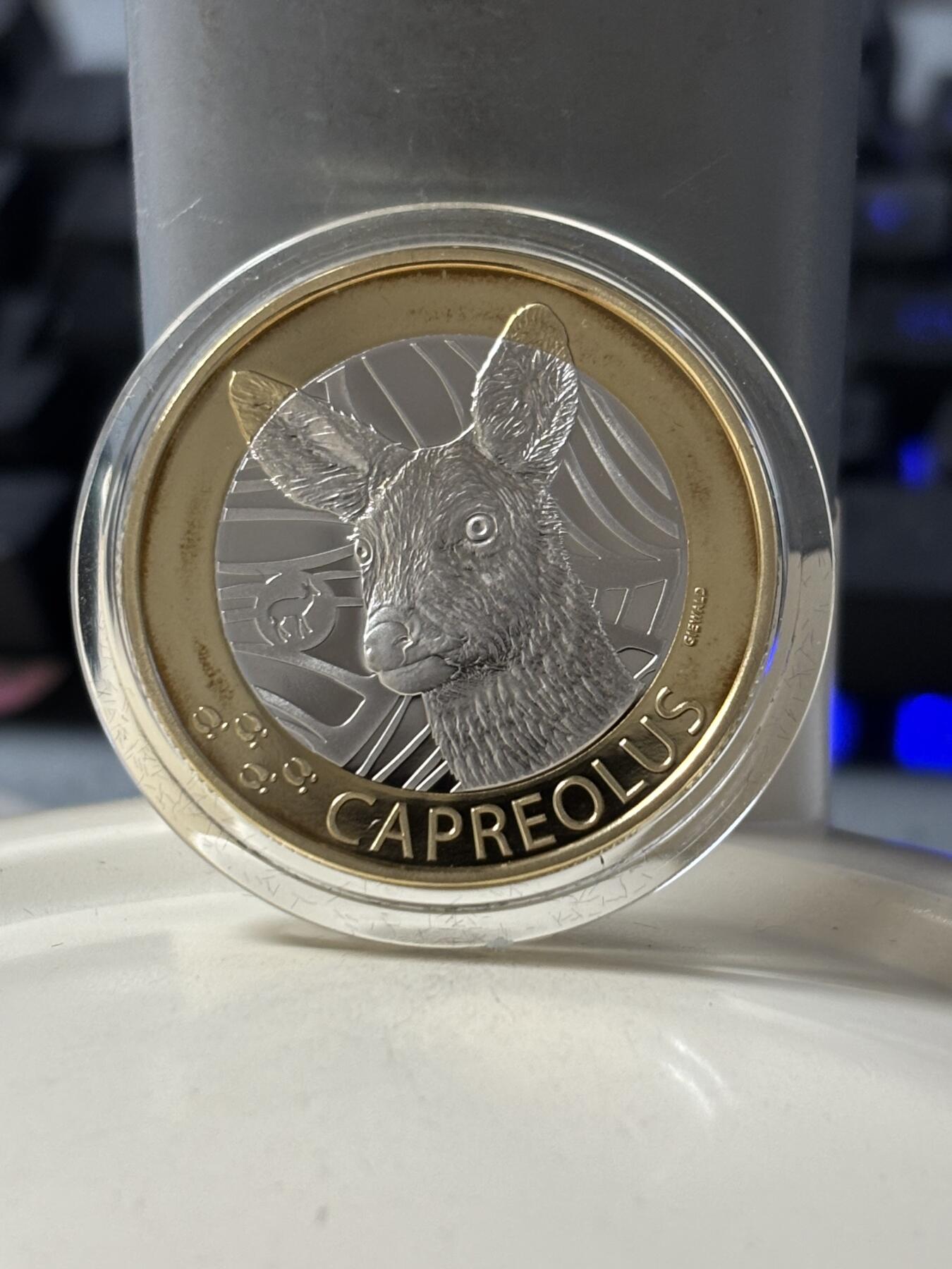 第183期拍卖 瑞士2019年森林动物系列傻狍子10法郎双色精制币，有氧化