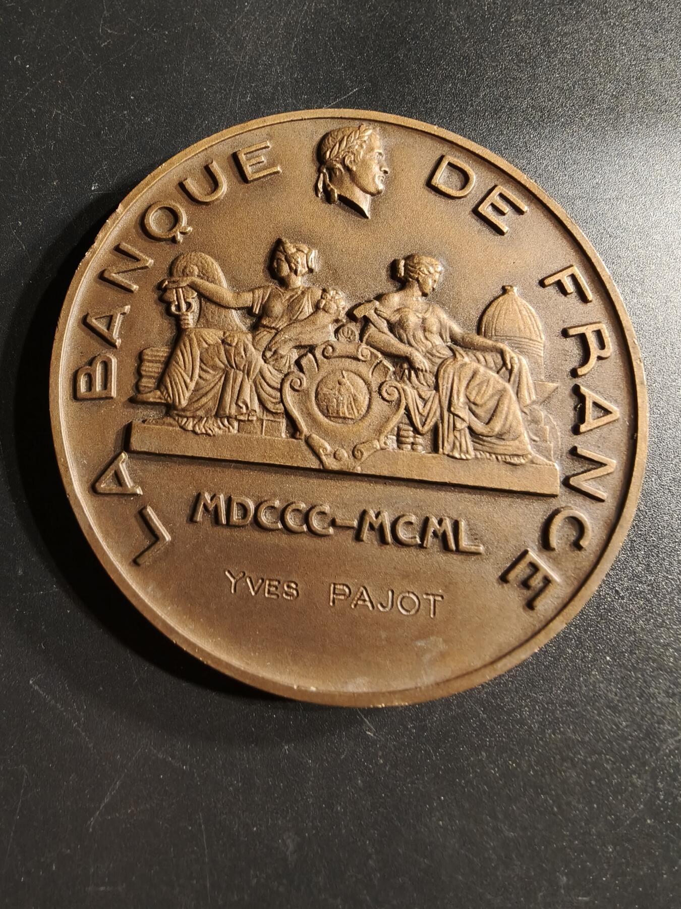 老王徽章第166期 法国法兰西银行成立150周年大铜章    正面为密涅瓦与福图娜    象征智慧与财富     直径68mm.    重量153.4g