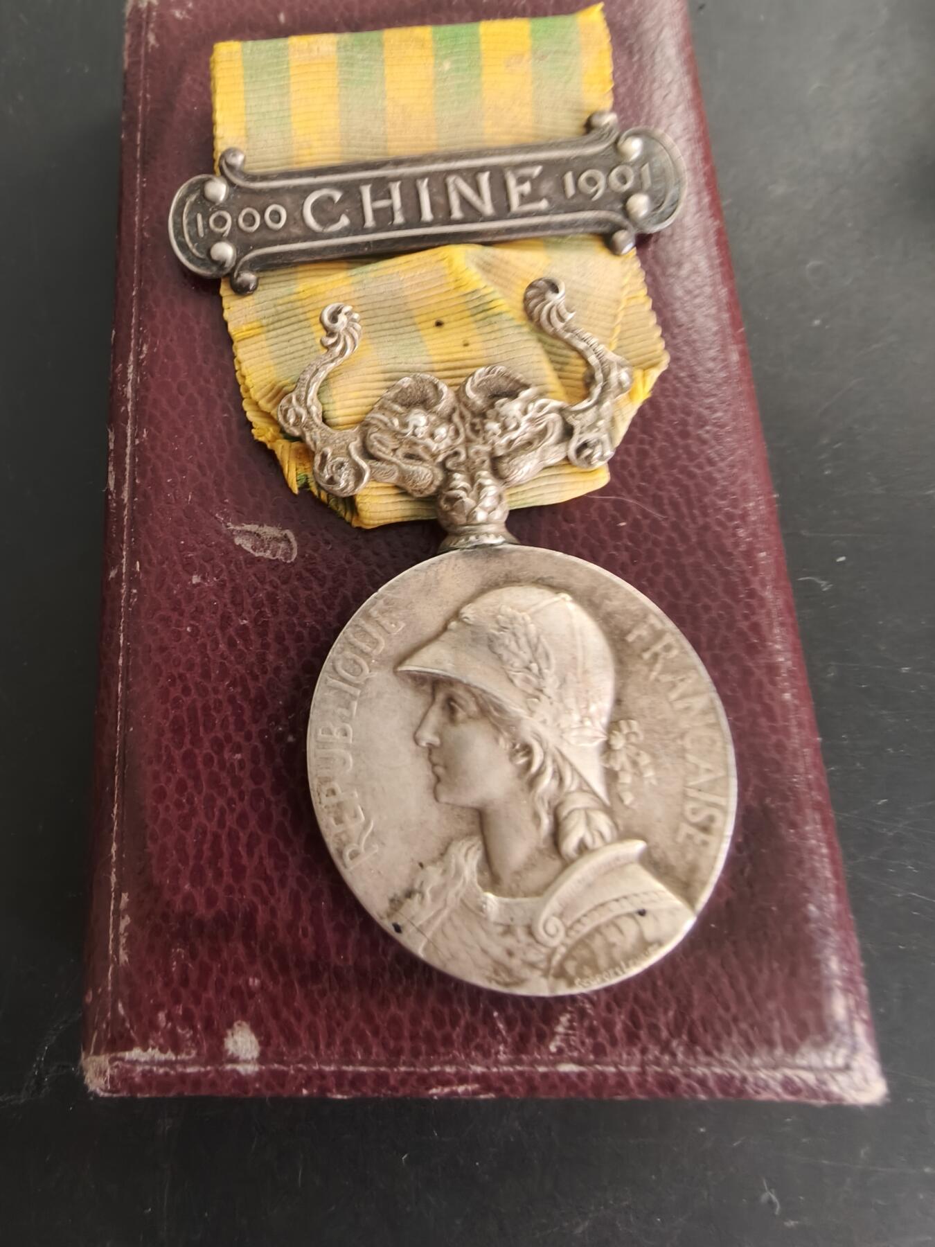 老王徽章第166期 法国1900庚子奖章    950银原著带勋条    原盒