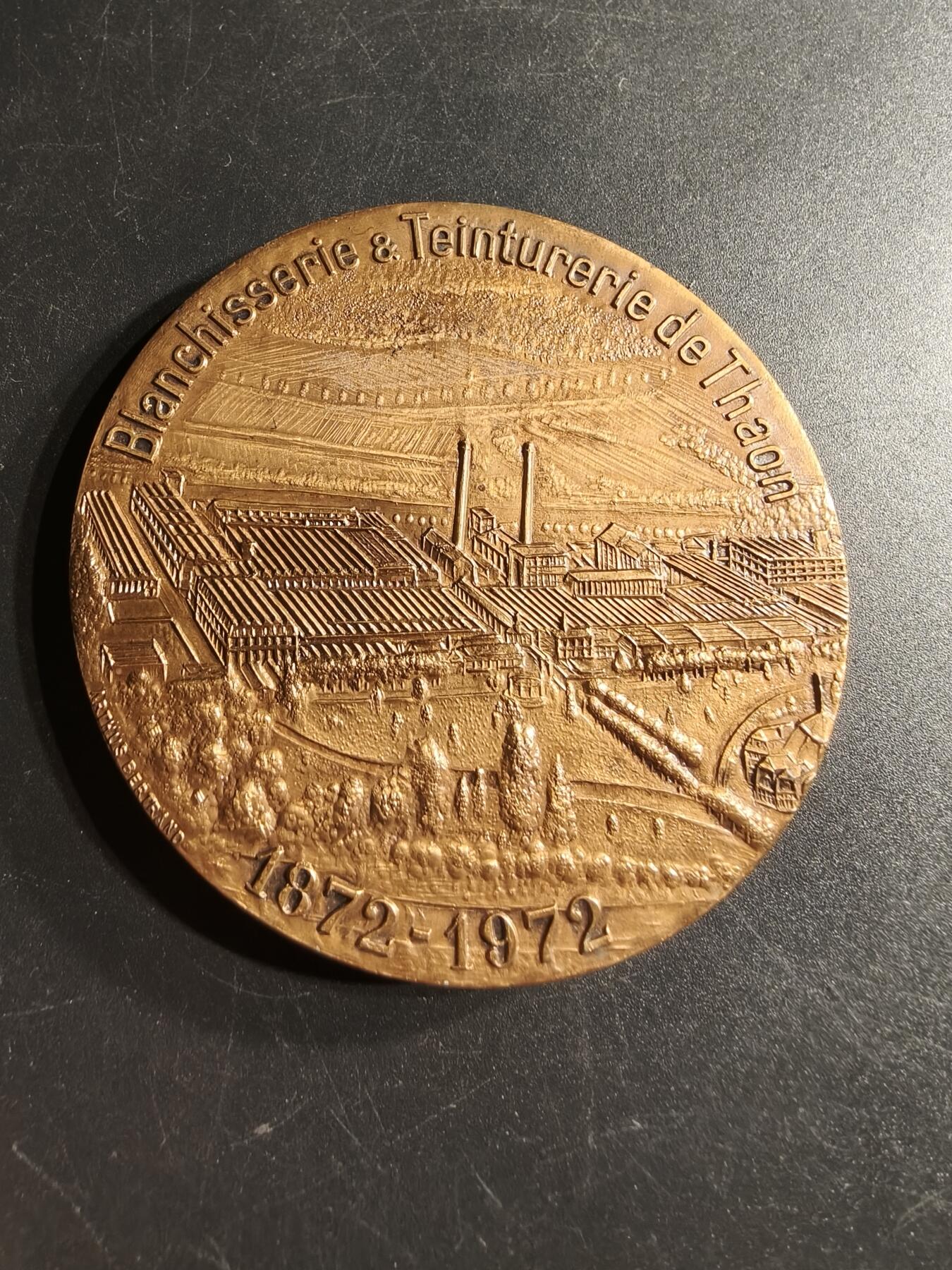 老王徽章第166期 法国Thaon 洗衣染色厂百年大铜章    直径68mm.   重量149.6g