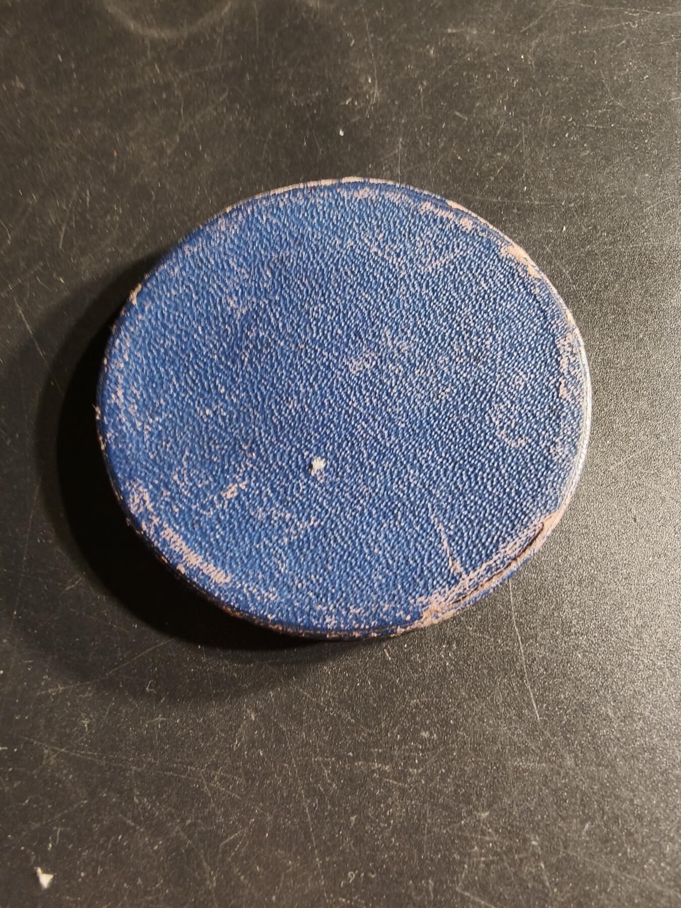 老王徽章第166期 法国太阳公司代理总监大银章     原盒800银    直径58mm.   重量87g