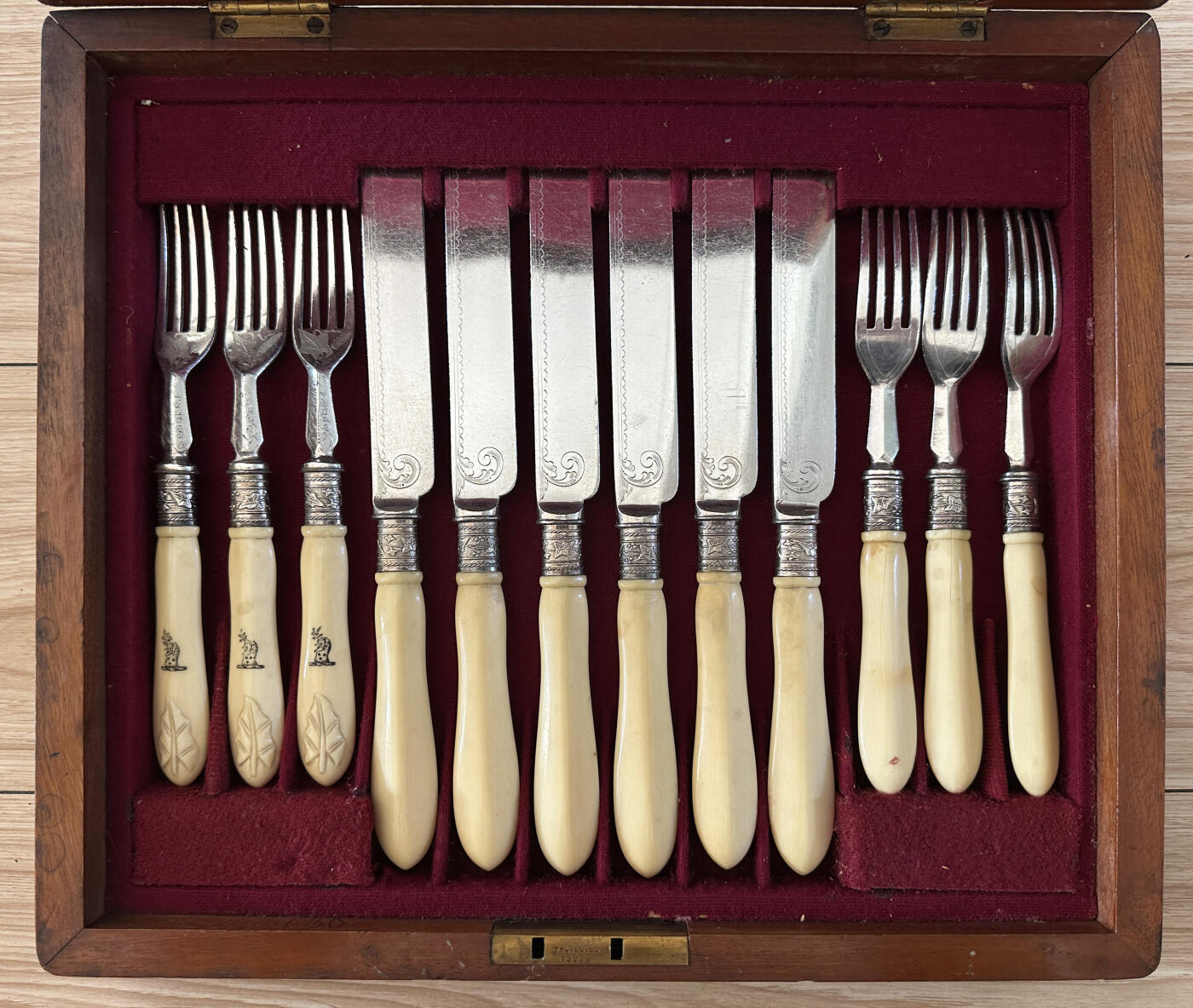 【俄甄集藏】2025年(045)12-03 星期三 晚 19:30 全场包邮 英国伦敦1870-1893年威廉·胡顿&父子制银公司出品古董刻花白色珍贵材料柄镀银餐刀、餐叉24支一套，原木盒，刀长：215mm，叉长：180mm，总重量：851克，设计精美，保存完好
