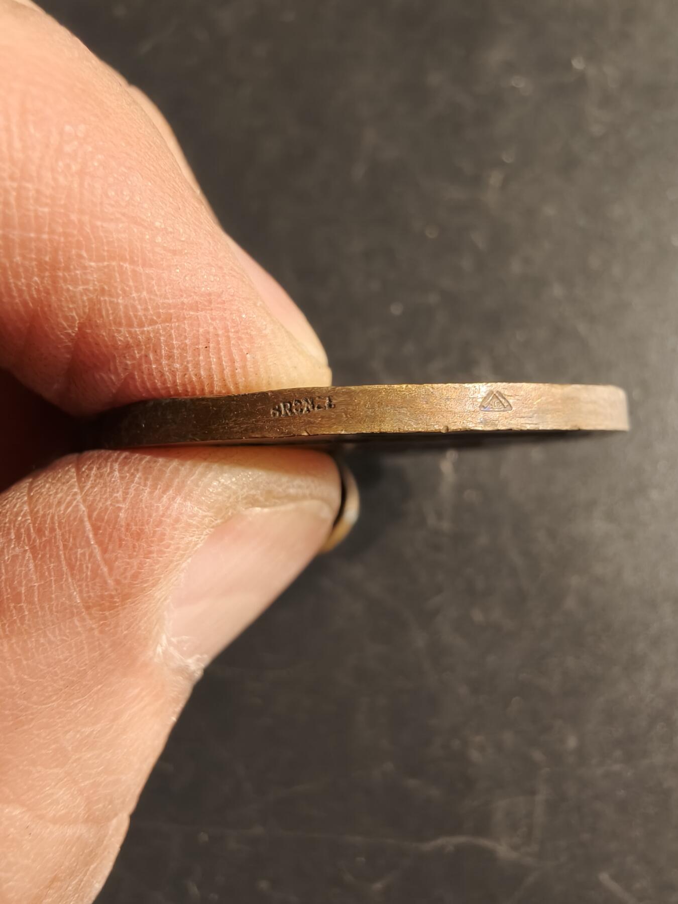 老王徽章第166期 法国体操协会铜奖章   大师Dropsy作品  直径41mm.   重量30g