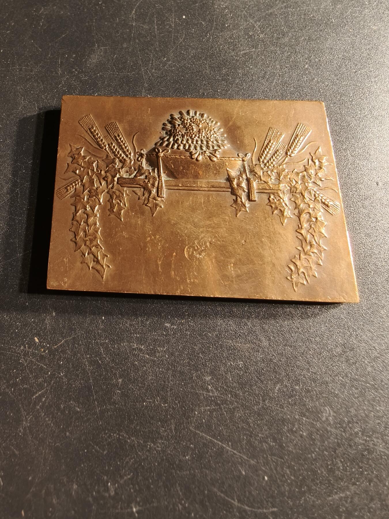 老王徽章第166期 法国金婚方形大铜章     尺寸55×40mm.   重量62g