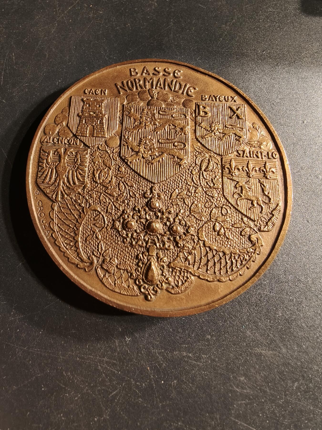 老王徽章第166期 法国下诺曼底大区大铜章    高浮雕     Crouzat作品    直径68mm.    重量158.8g