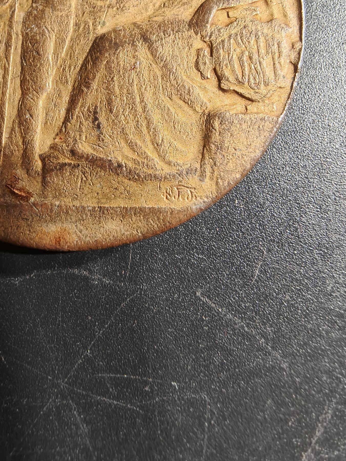 老王徽章第166期 法国体操协会镀金铜奖章     直径44mm.   重量39.5g