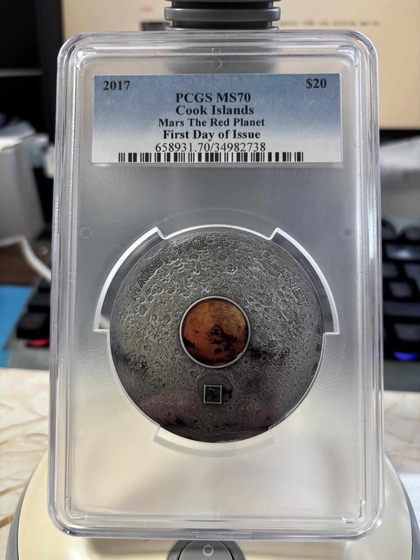 第183期拍卖 库克2017年镶嵌红色玻璃火星陨石3盎司纪念银币PCGS-MS70首无盒无证书，999银，发行333枚