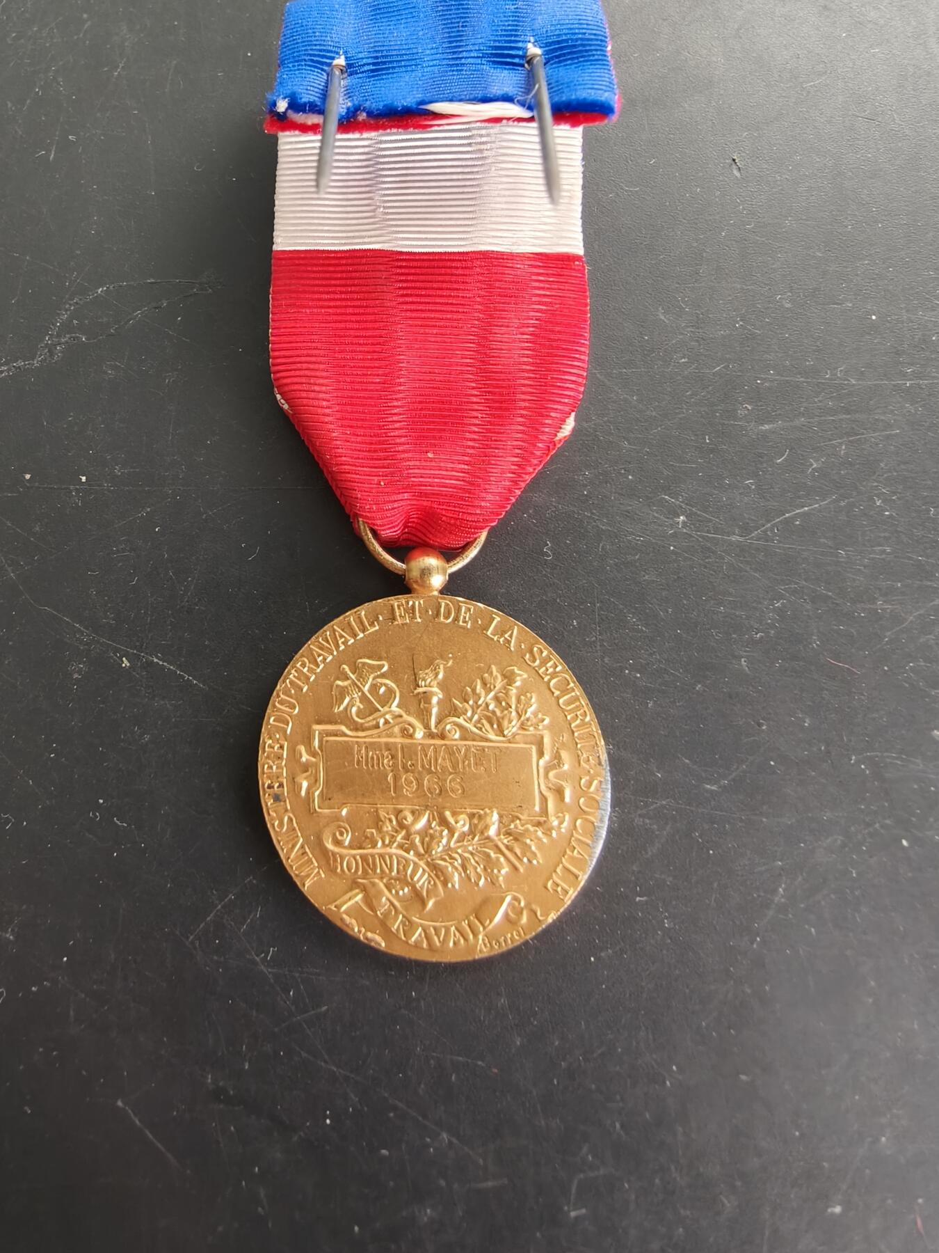 老王徽章第166期 法国金级劳工奖章    950银镀金    13.2g      