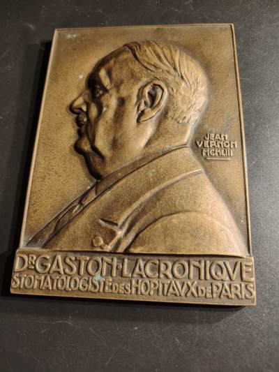 老王徽章第166期 - 法国口腔医学家加斯顿·拉克罗尼克方形大铜章    少见超大尺寸15×10cm.   重量1020g.    大师维农作品