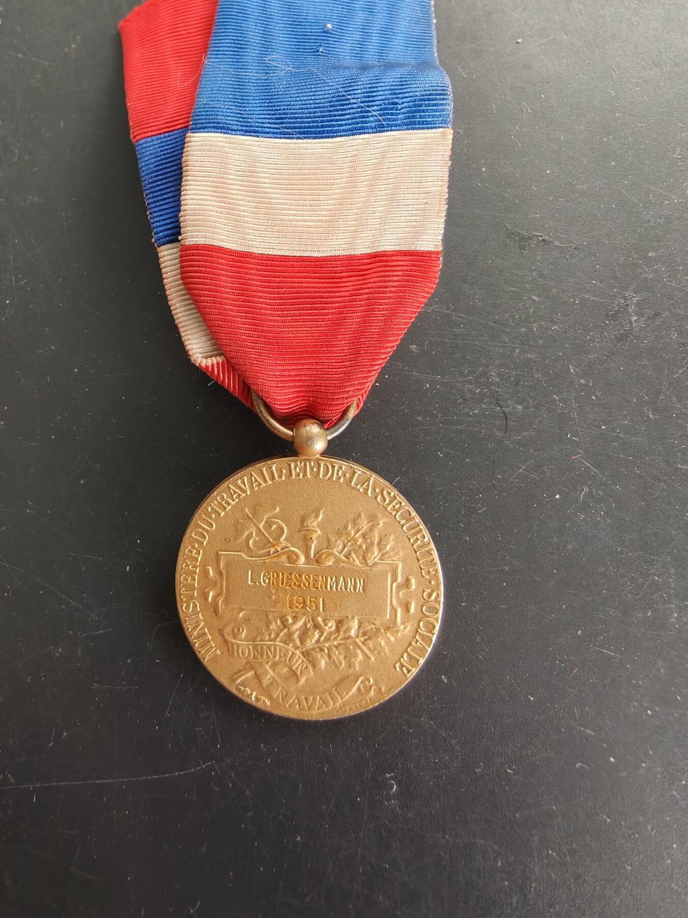 老王徽章第166期 法国金级劳工奖章    950银镀金    13g.    1951年