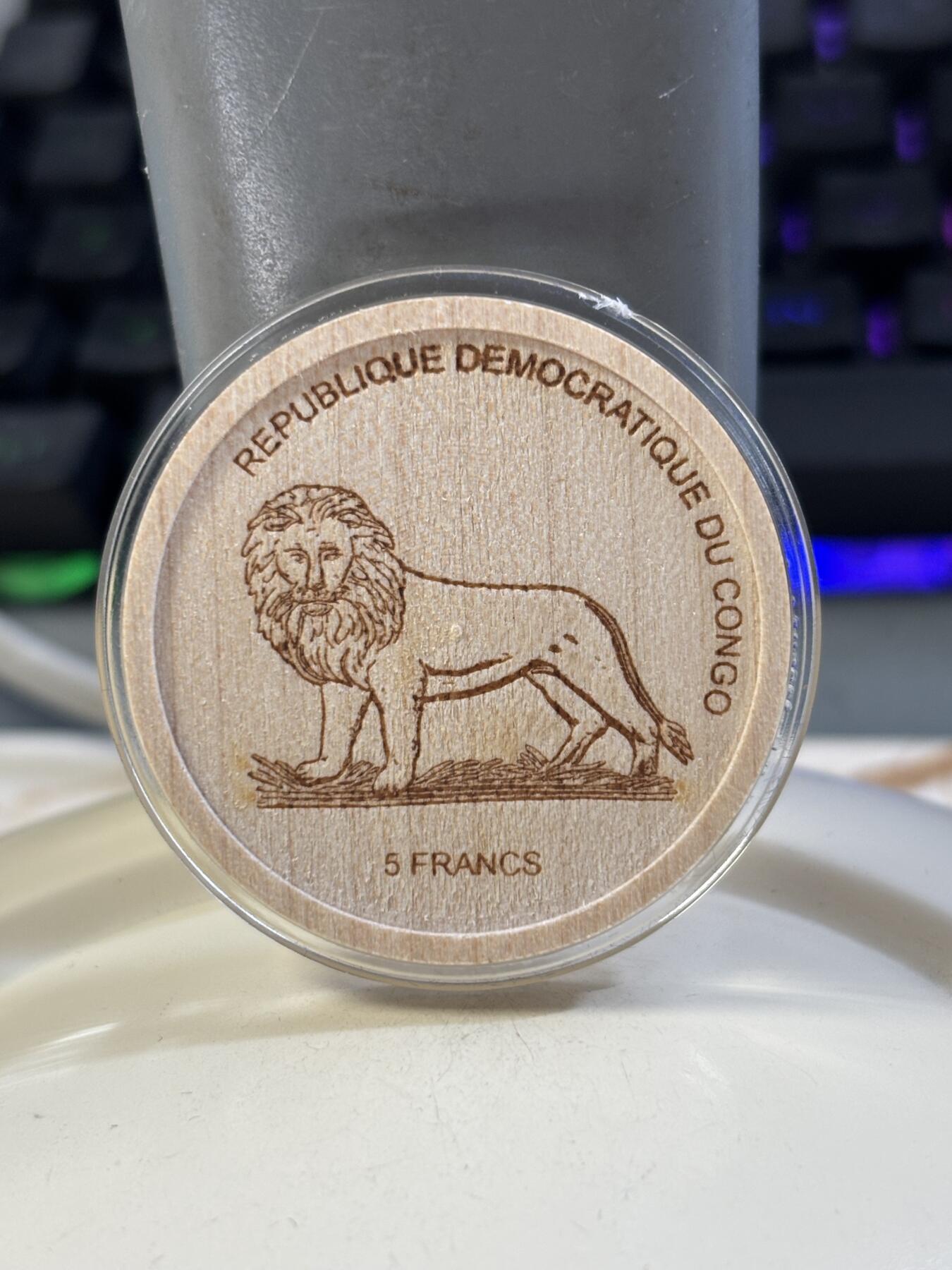 第183期拍卖 稀奇世界首枚木头材质刚果2005年大猩猩纪念币，发行2000枚