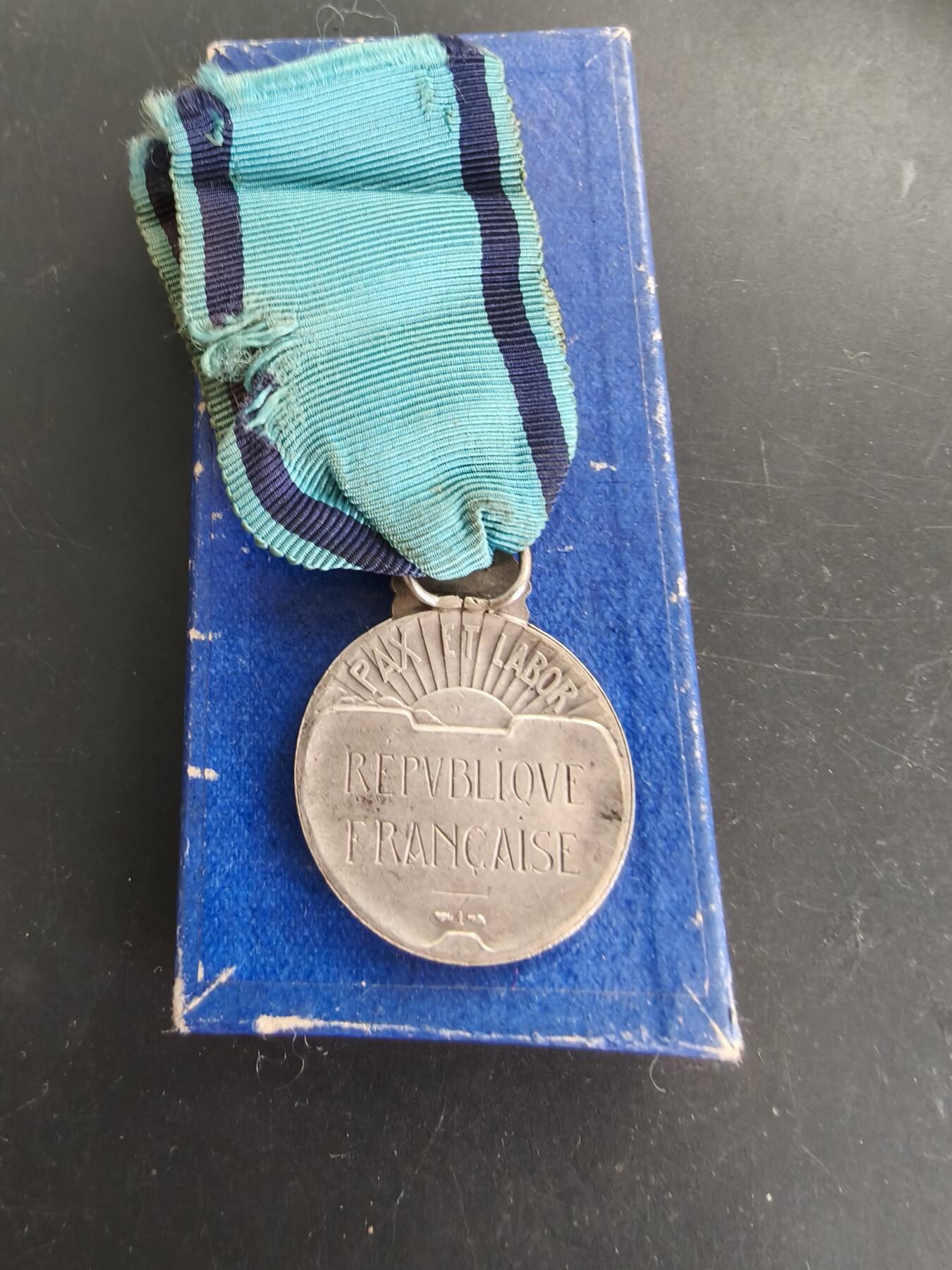 老王徽章第166期 法国银级体育奖章    带纸盒    950银    15.9g