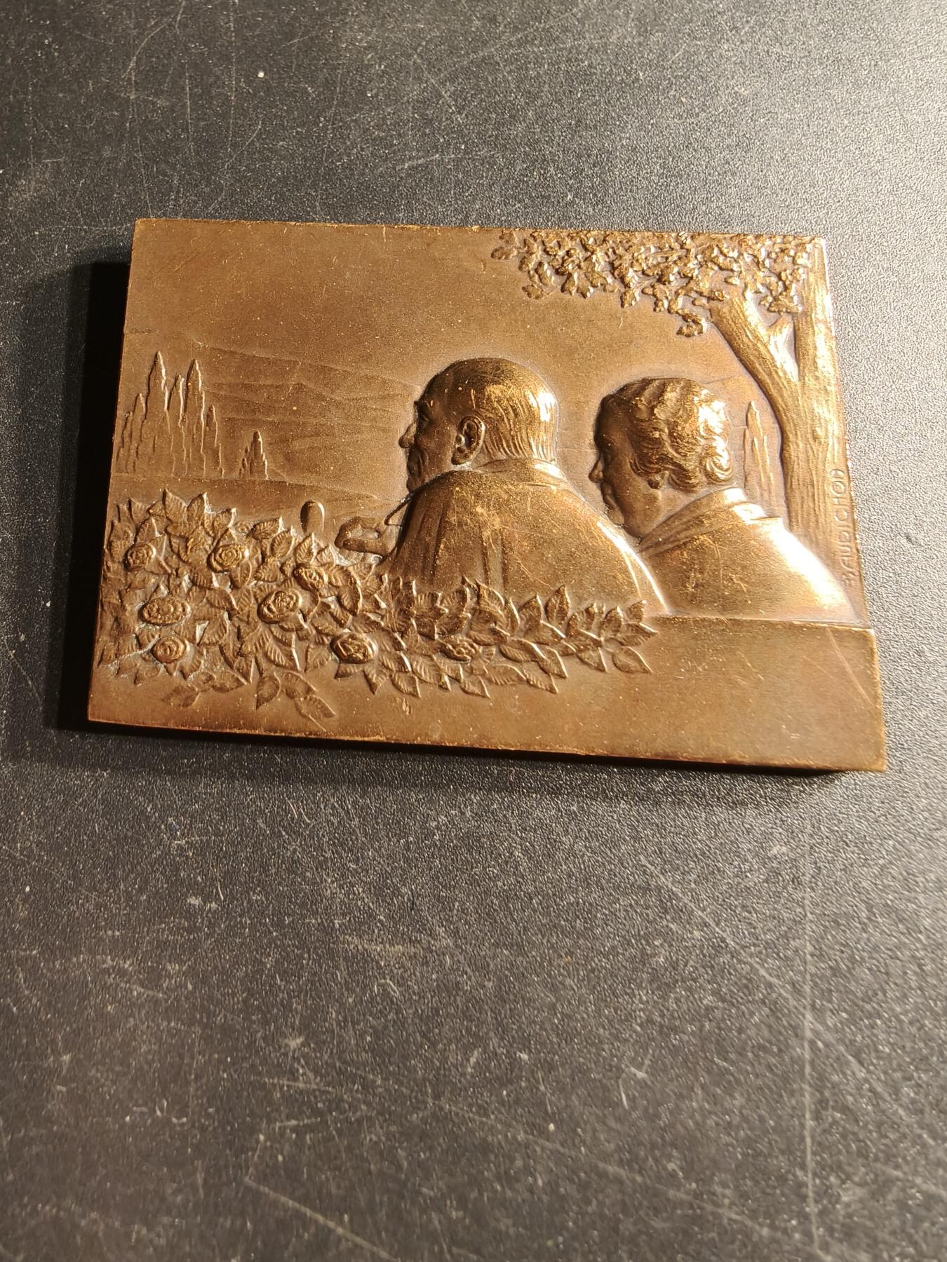 老王徽章第166期 法国金婚方形大铜章     尺寸55×40mm.   重量62g