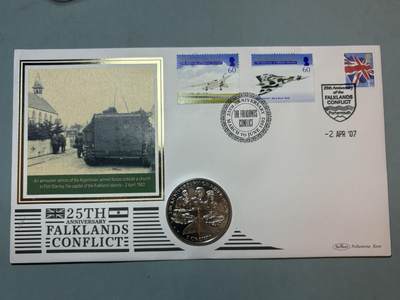 盛世勋华——号角文化勋章邮票专场拍卖第291期 - 英国直布罗陀2007年马岛战争25周年纪念币首日纪念币封，包括克朗型纪念币，纪念邮票，聚焦“1982年马岛战争”，设计元素包括英军装备（战机、舰船）、战争场景、纪念标语（如“25TH ANNIVERSARY FALKLANDS CONFLICT”），是英方视角的战争历史载体。