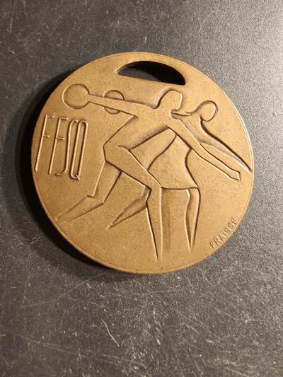 老王徽章第166期 - 法国保龄球协会纪念章     弗莱斯作品     直径50mm.   重量61.6g