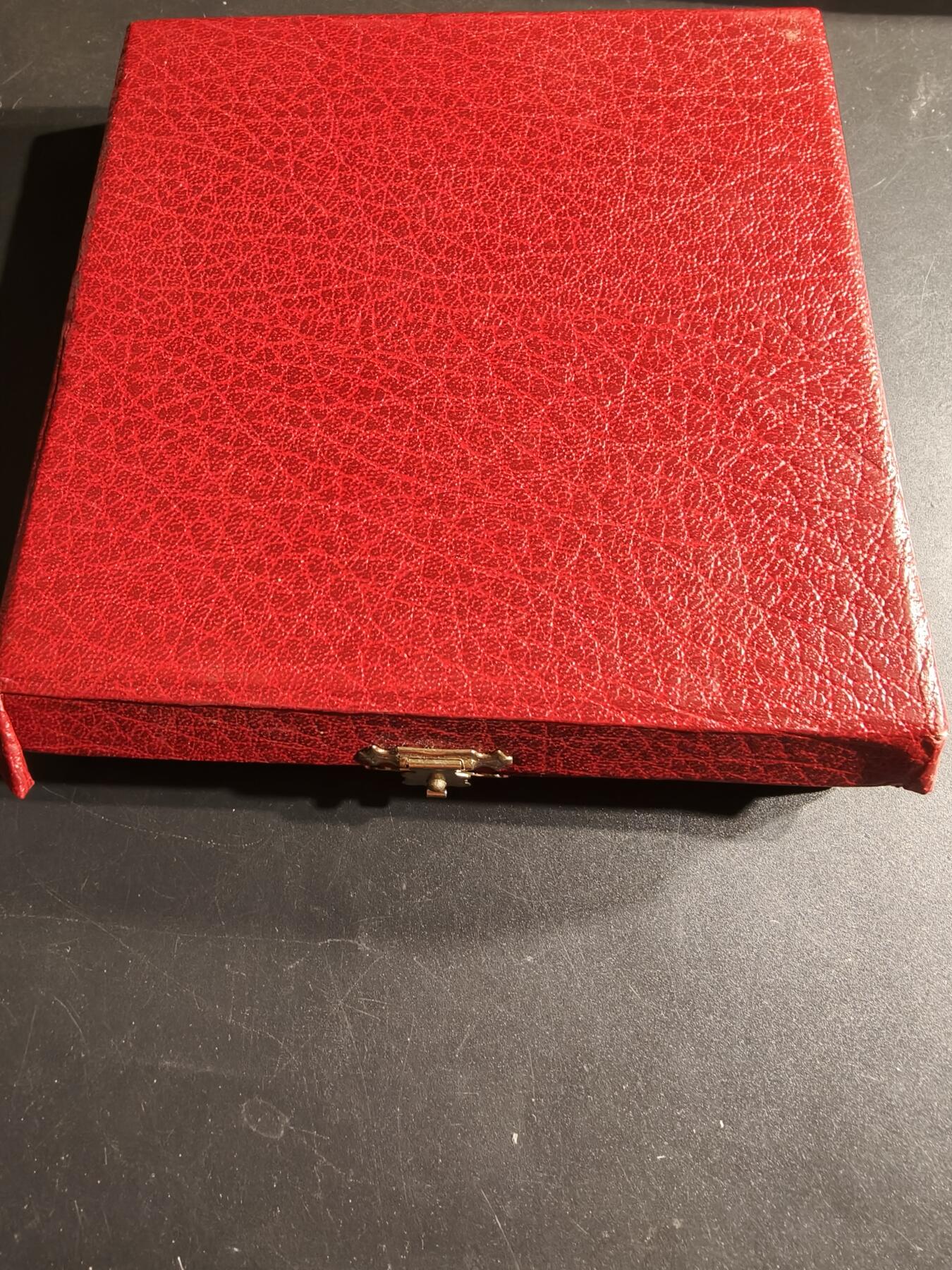 老王徽章第166期 法国夏尔戴高乐将军逝世镀金大铜章     原盒原证镀24k金    罕见大尺寸    直径90mm.     重量762.2g