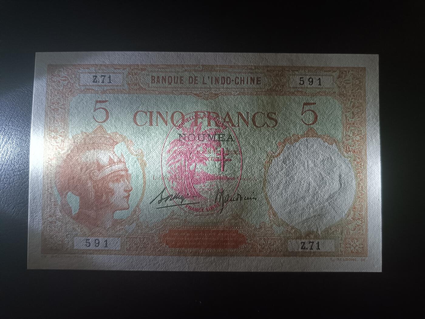 2025十一月第七期，总205期 法属太平洋新赫布里底地名1941版5法郎UNC微潮，在1937版努美阿地名纸币上临时加盖自由法国徽章，作为忠于戴高乐政府的标志，稀有版本高品相