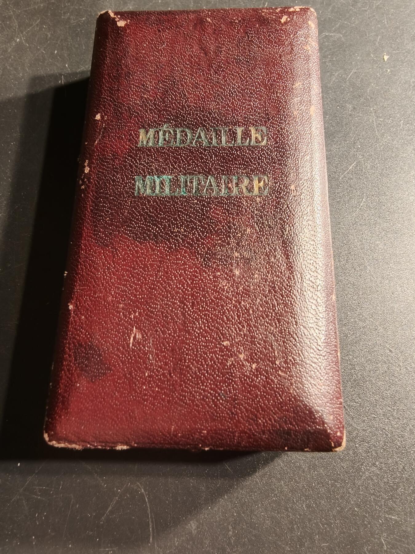 老王徽章第166期 法国军事奖章    原盒     三共时期    950银镀金珐琅