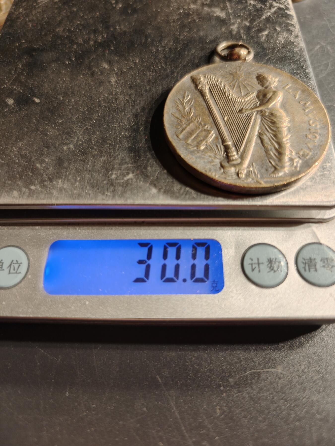 老王徽章第166期 法国南锡音乐协会镀银铜奖章     直径41mm.    重量30g