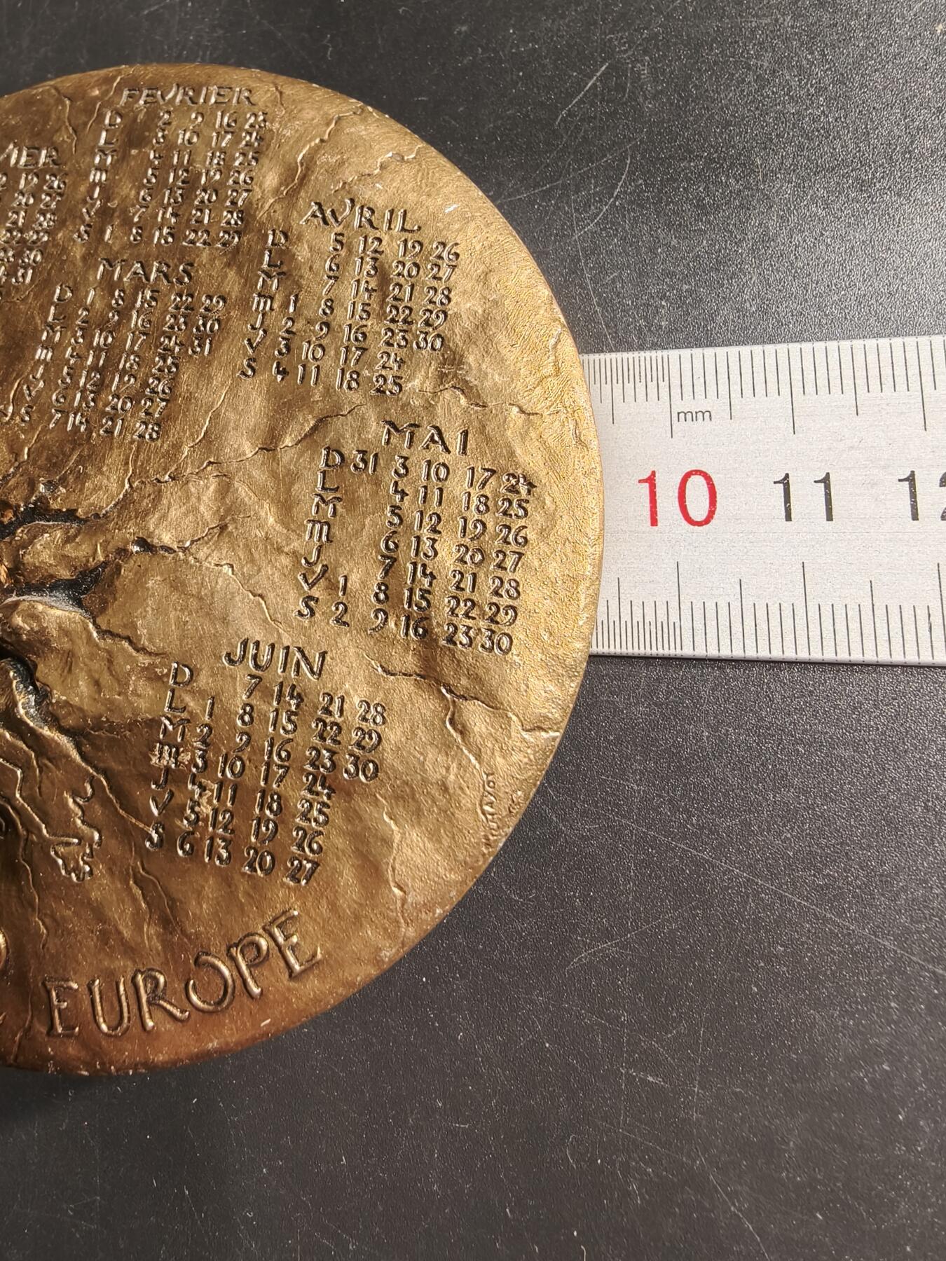 老王徽章第166期 法国1992年日历镀金大铜章     高浮雕    直径94mm.   重量634.4g