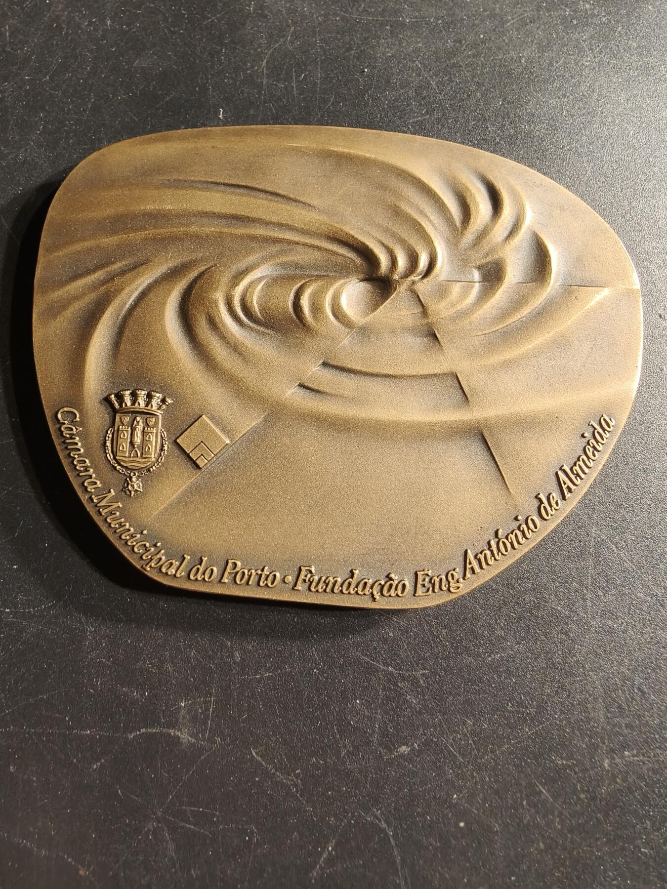 老王徽章第166期 葡萄牙波尔图杜罗河路易一世大桥建成百年异形大铜章    共1500枚，该枚编号1435      原盒     尺寸90×67mm.    重量211.9g