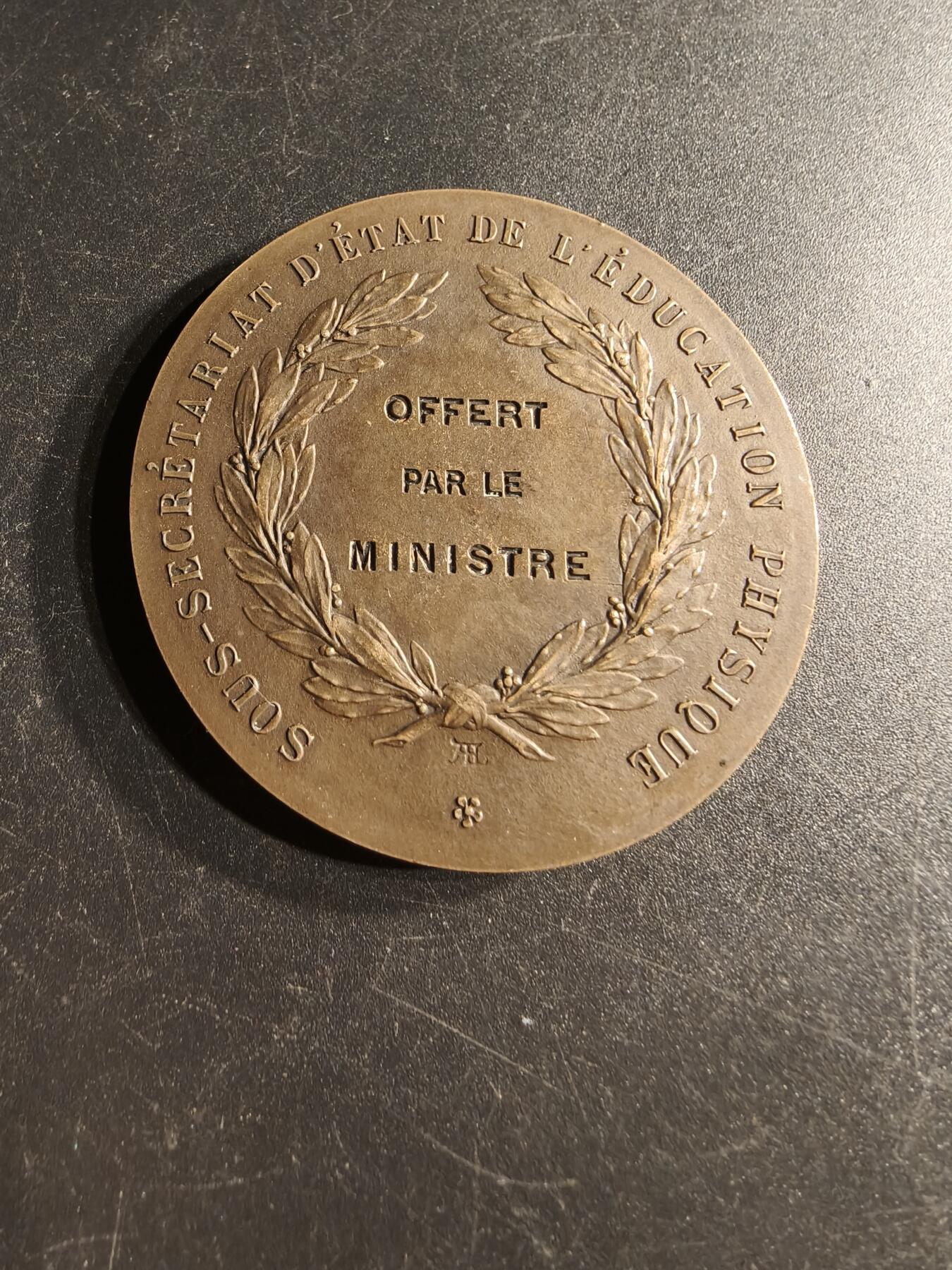 老王徽章第166期 法国体育教育协会大铜章    田径人物    直径50mm.    重量61.3g