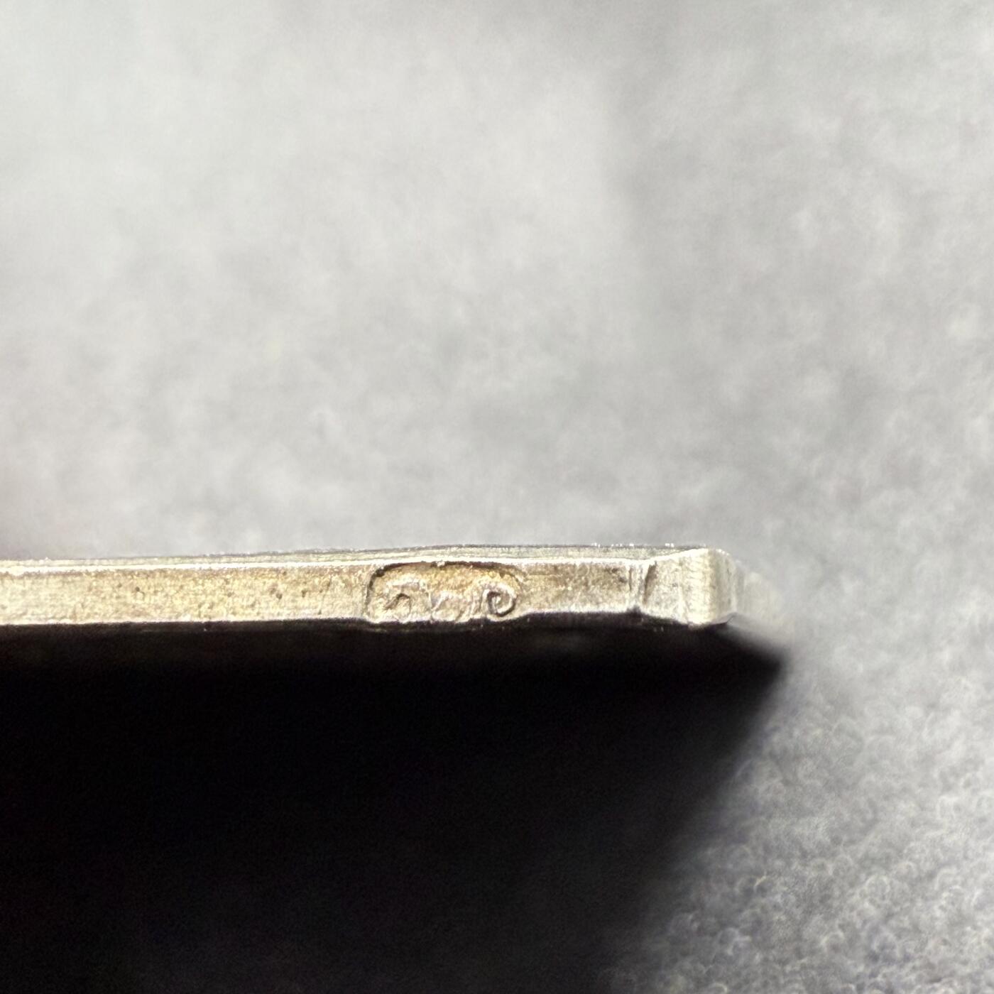 「木头集藏」章牌精品专场！    Anton Scharff～1898年奥地利弗朗茨皇帝在位50周年纪念银章 ，尺寸：23×16mm，3.6g，雕刻大师安东·沙夫非常罕见的一款作品。尺幅虽小但是银标和厂铭打得都很清晰。此章是奥地利美术家协会为纪念弗朗茨皇帝在位50周年而特别委托铸造。