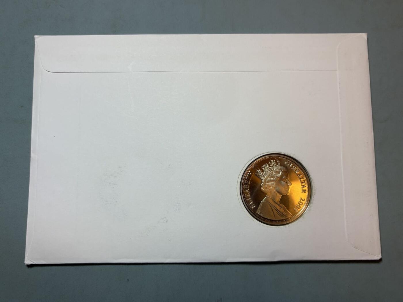 盛世勋华——号角文化勋章邮票专场拍卖第291期 英国马恩岛2005年特拉法尔加海战200周年纪念币首日收藏封，含邮票、插画、克朗型纪念币封装，限量发行，编号0601，纪念1805年英国海军在特拉法尔加海战中击败法西联合舰队的战役，主角是英国海军名将纳尔逊的旗舰“胜利号（HMS Victory）”，2005年是该战役200周年纪念节点。