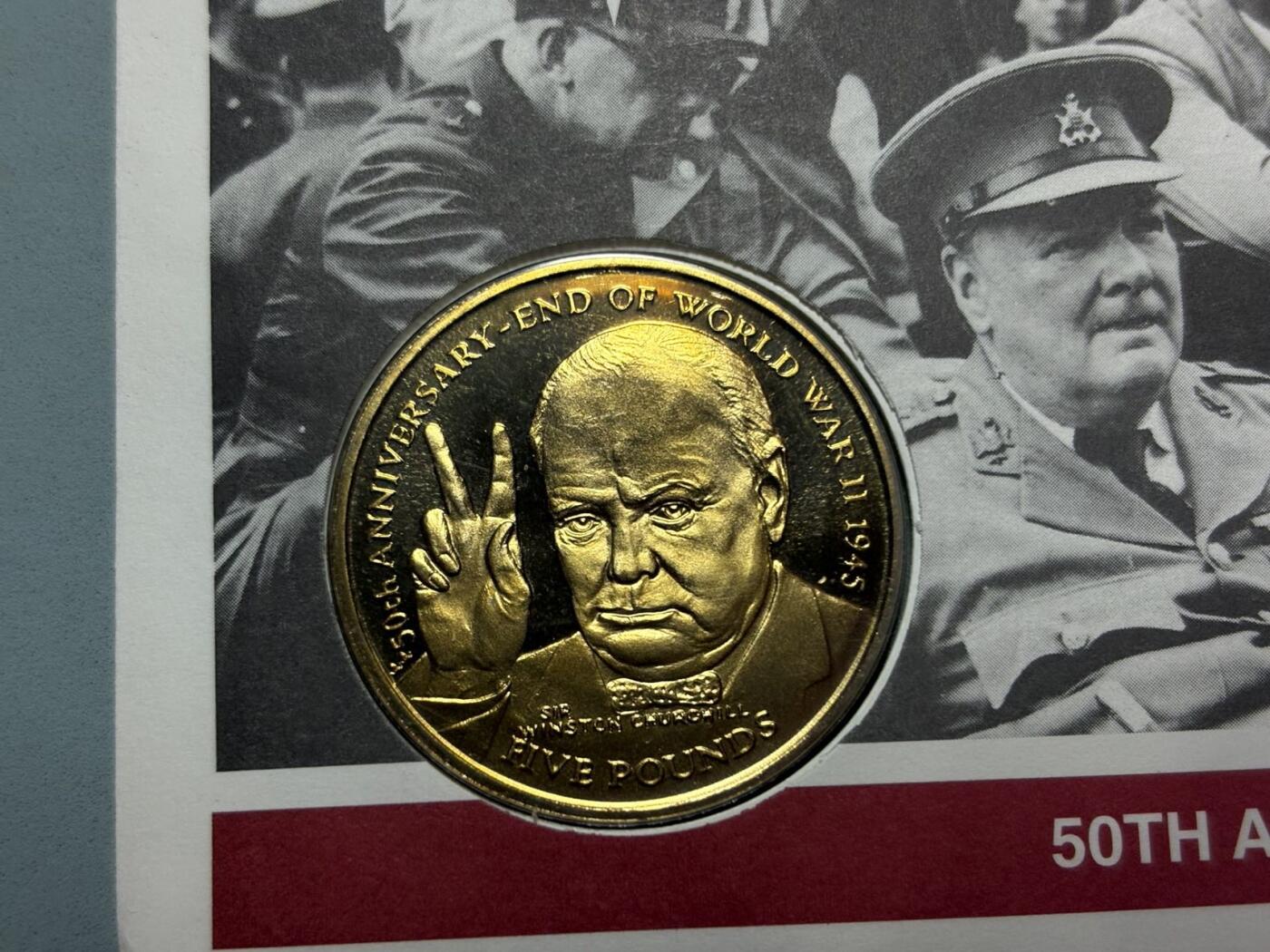 盛世勋华——号角文化勋章邮票专场拍卖第291期 英国马恩岛1995年二战欧洲战场胜利50周年首日收藏纪念币封，包括面值5克朗的丘吉尔克朗型纪念币，4枚二战之星和反映英国海陆空军奋勇作战的邮票，限量发行，编号为10999，少见品种，属于1995年VE Day50周年的主题邮票套装，包含军事装备、勋章等元素。