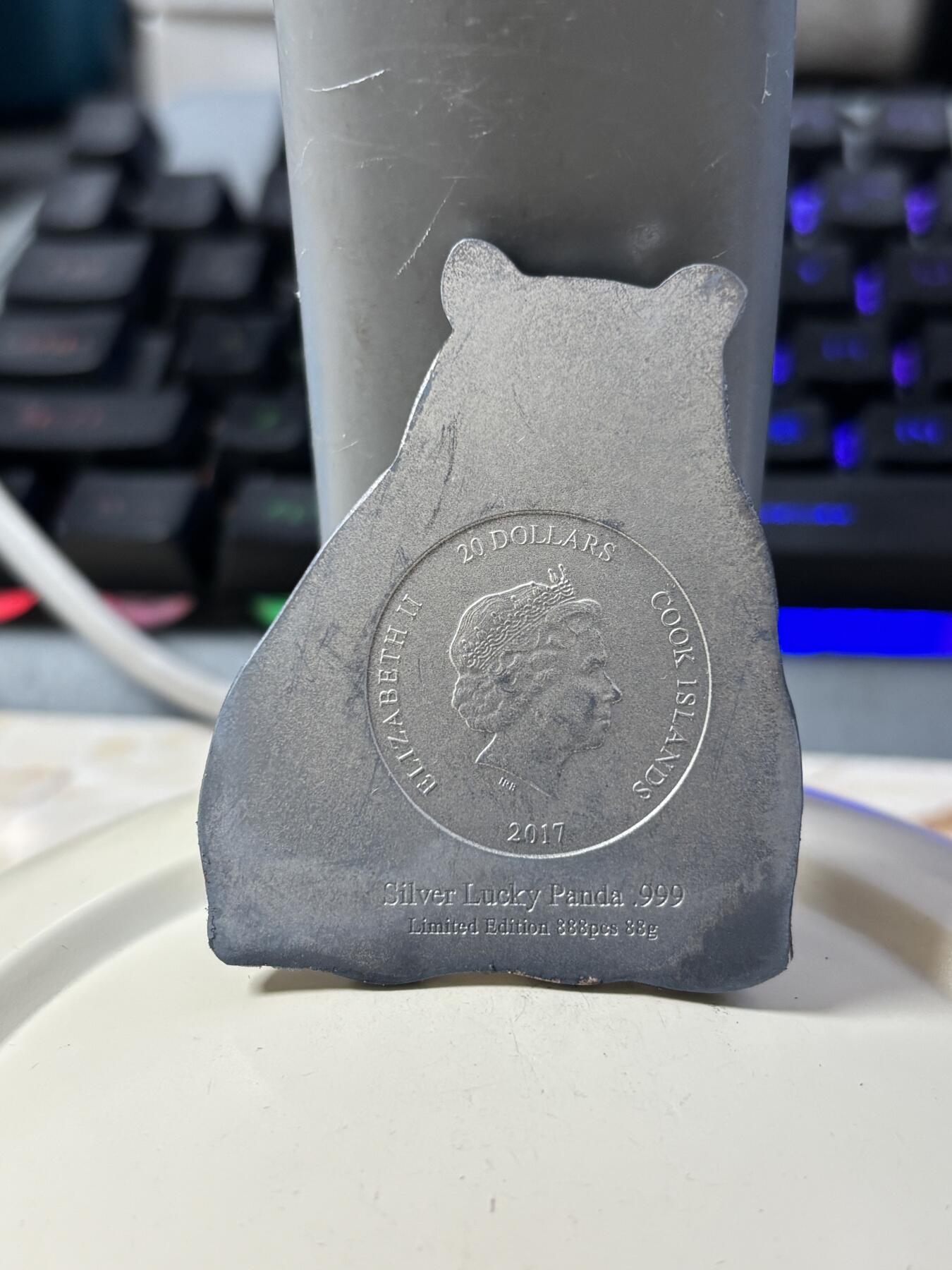 第183期拍卖 库克2017年幸运母子大熊猫仿古异形纪念银币，999银，88克，发行888枚