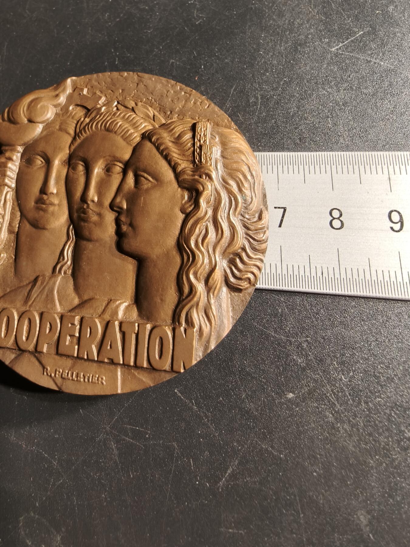 老王徽章第166期 法国互助会大铜章    高浮雕     “人人为我，我为人人”      直径68mm.    重量198.6g