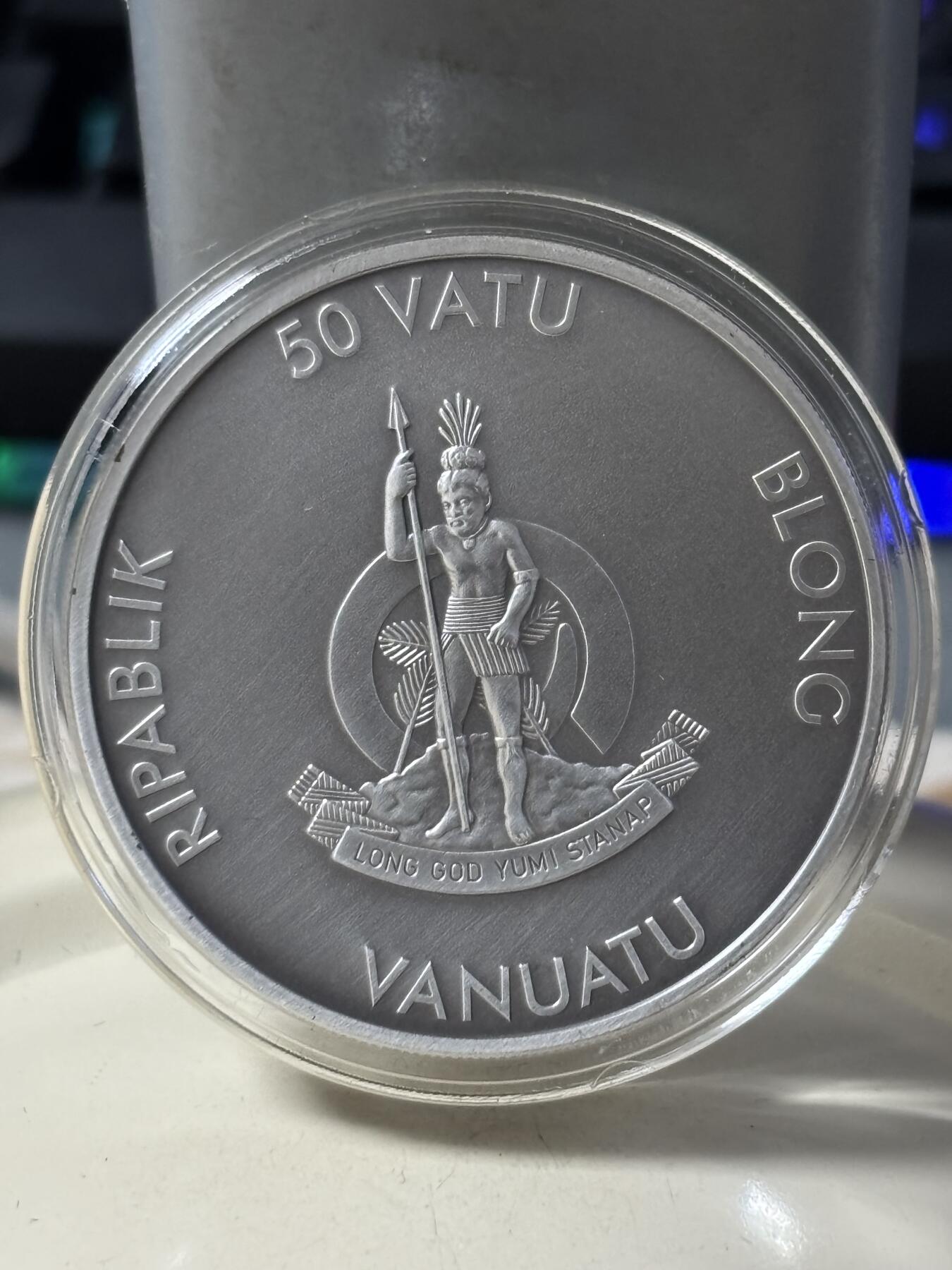 第183期拍卖 瓦努阿图2013年小浣熊镶天然黑钻石1盎司纪念银币，999银，发行1500枚