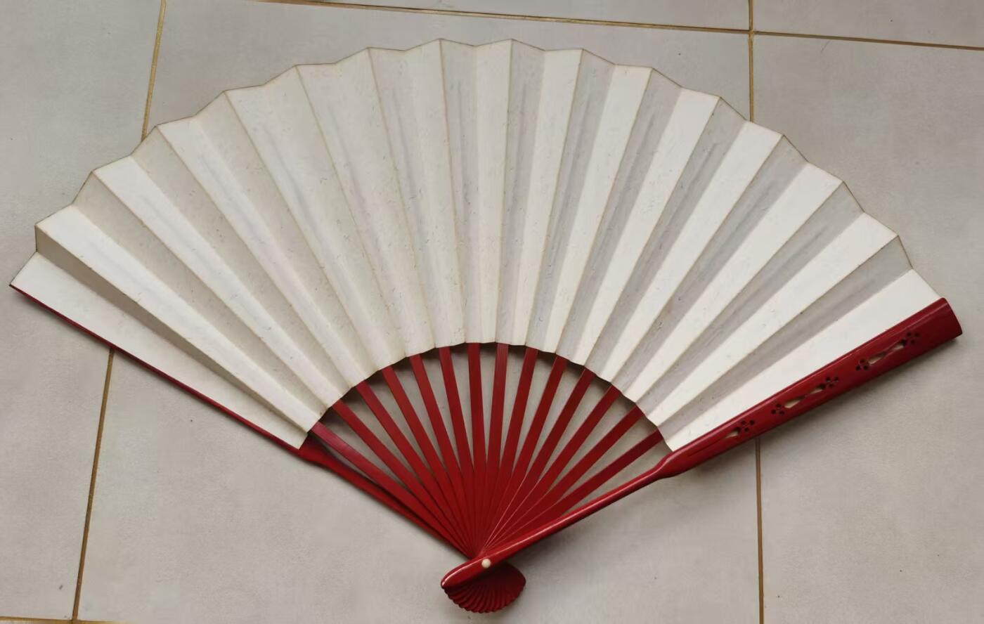 七河·世界钱币杂件水晶矿标小拍（总第29期） 藏家出品X643 邻国老折扇一件 素面 镂空 红色 本件拍品由合作藏家负责邮寄