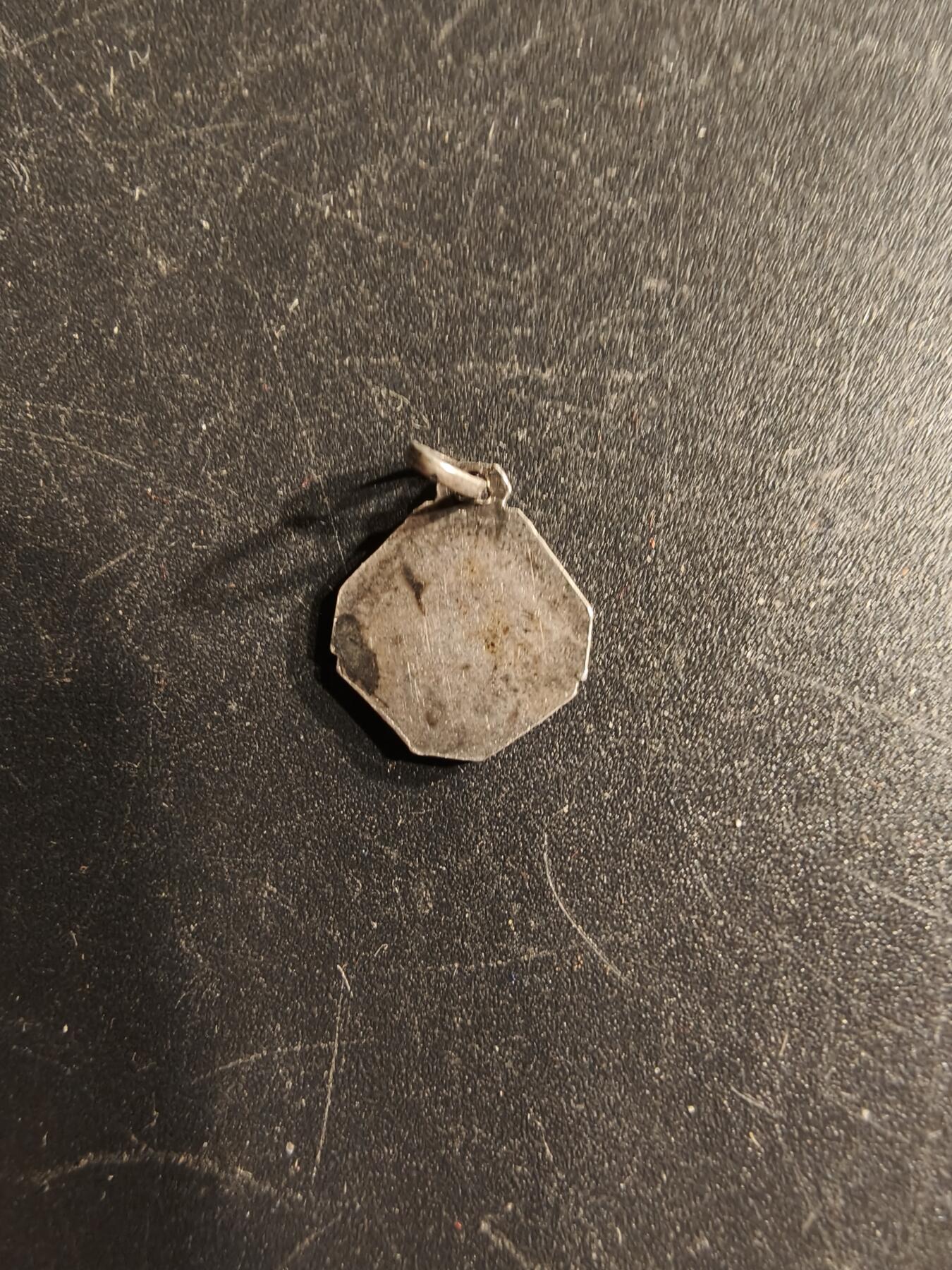 老王徽章第166期 法国天主教会纪念章    银质珐琅     0.7g