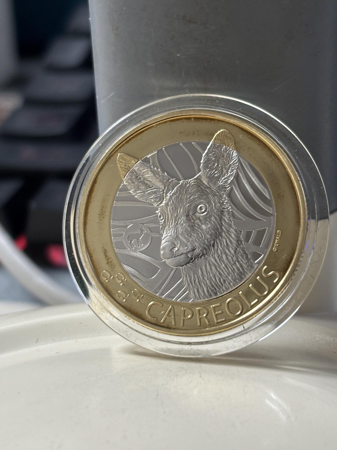 第183期拍卖 瑞士2019年森林动物系列傻狍子10法郎双色精制币，有氧化