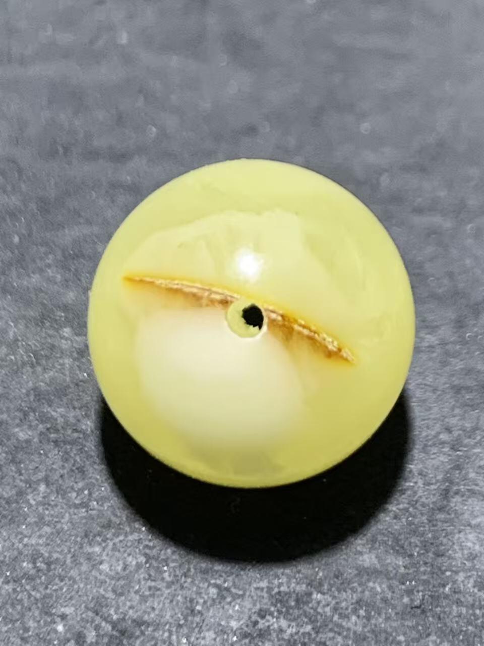 天然俄料原矿蜜蜡通货圆珠一颗，。