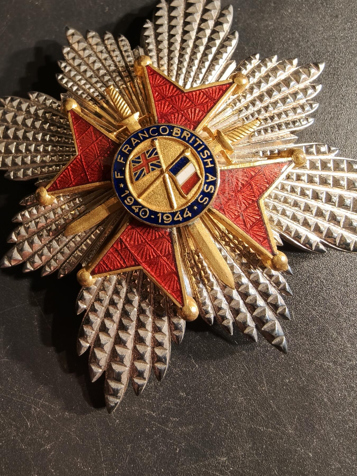 老王徽章第166期 大十字级英法友好协会勋章       带证书以及协会终身成员证      获得者为皮埃尔•德莱唐先生