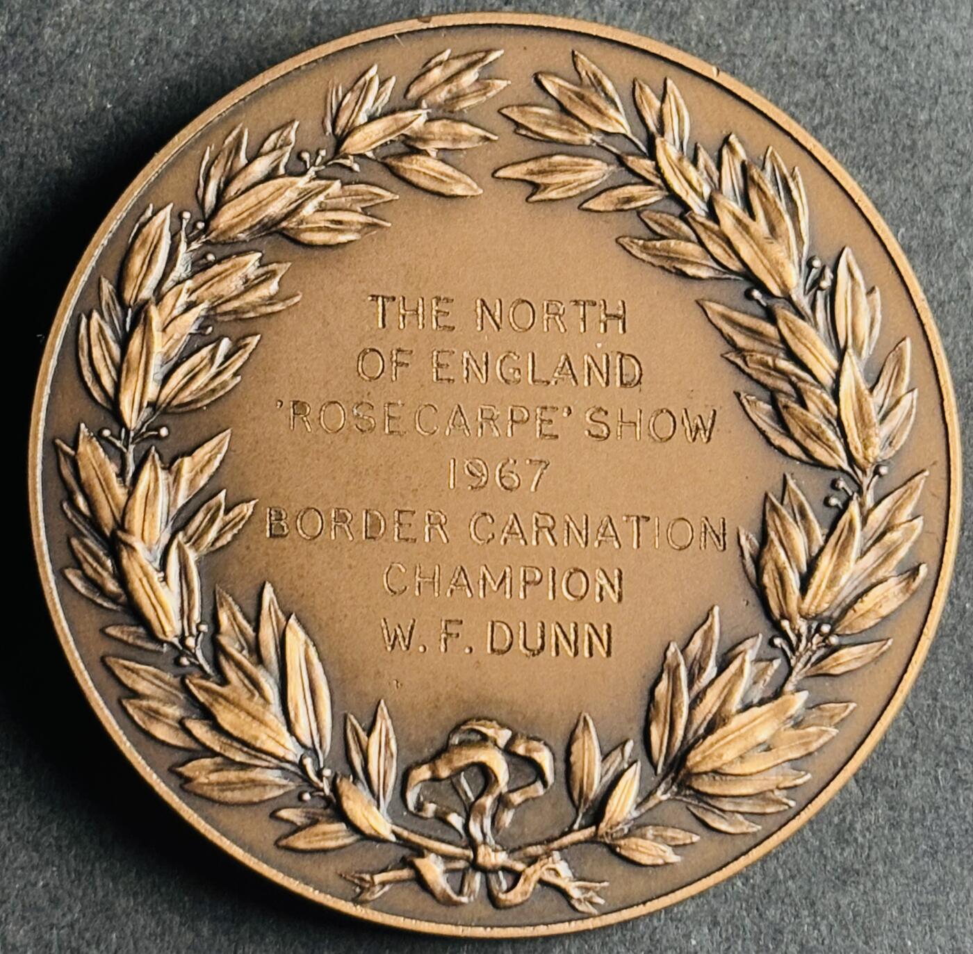 文馨钱币收藏第 283 场，【大雪鉴珍，寒英缀金】金银纪念币精品场，诚邀您的参与【长期接代拍品】 少见全新 1967 年英格兰北部展览边境康乃馨冠军纪念大铜章，古典欧洲风格，惟妙惟巧，直径 44.7 厚度 3.8mm 重 43.4 克