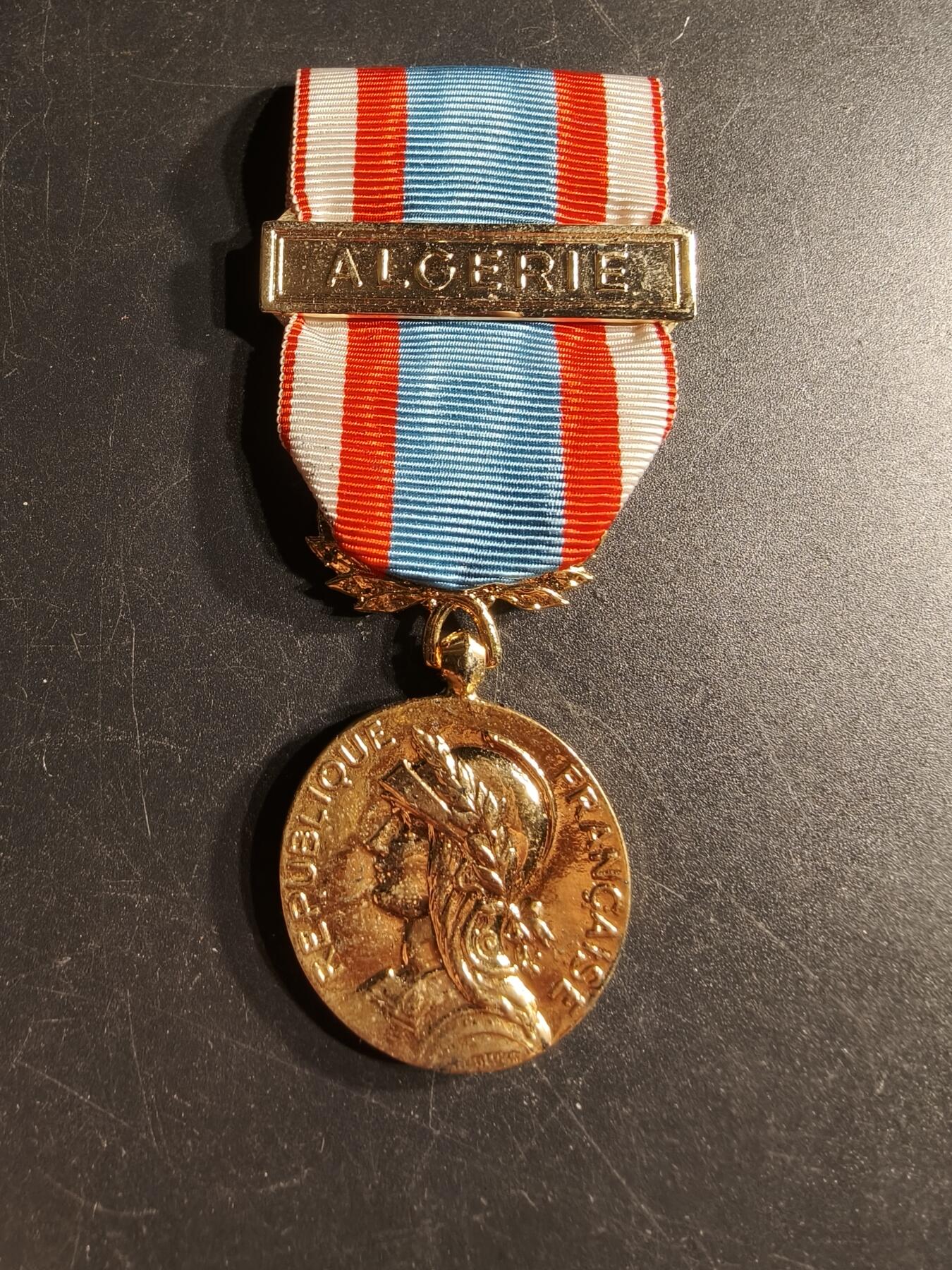 老王徽章第166期 法国北非安全行动奖章    阿尔及利亚勋条   镀金版